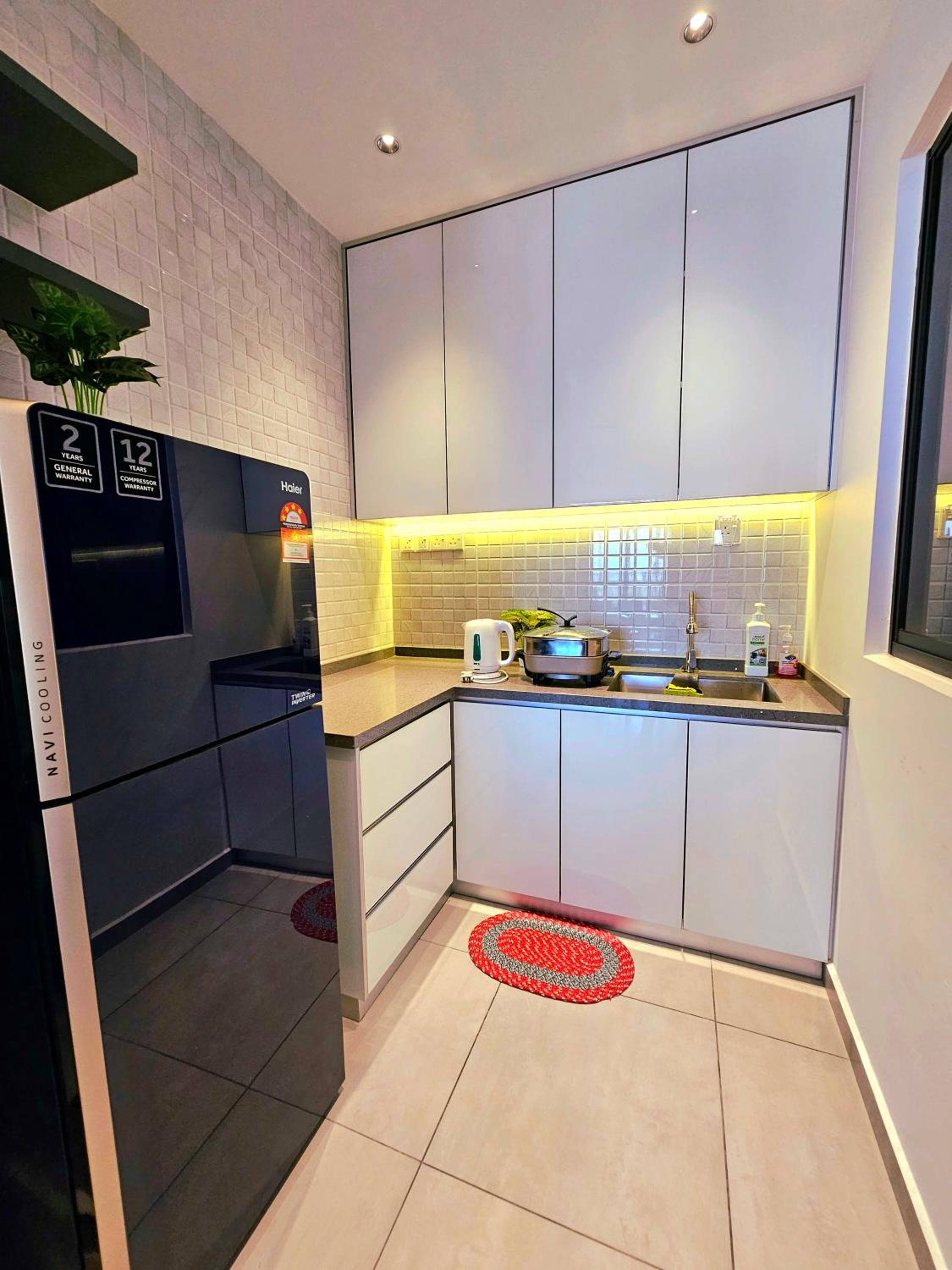 Urban Modern Design Two Bedroom Apartment (Full Lake and City View)