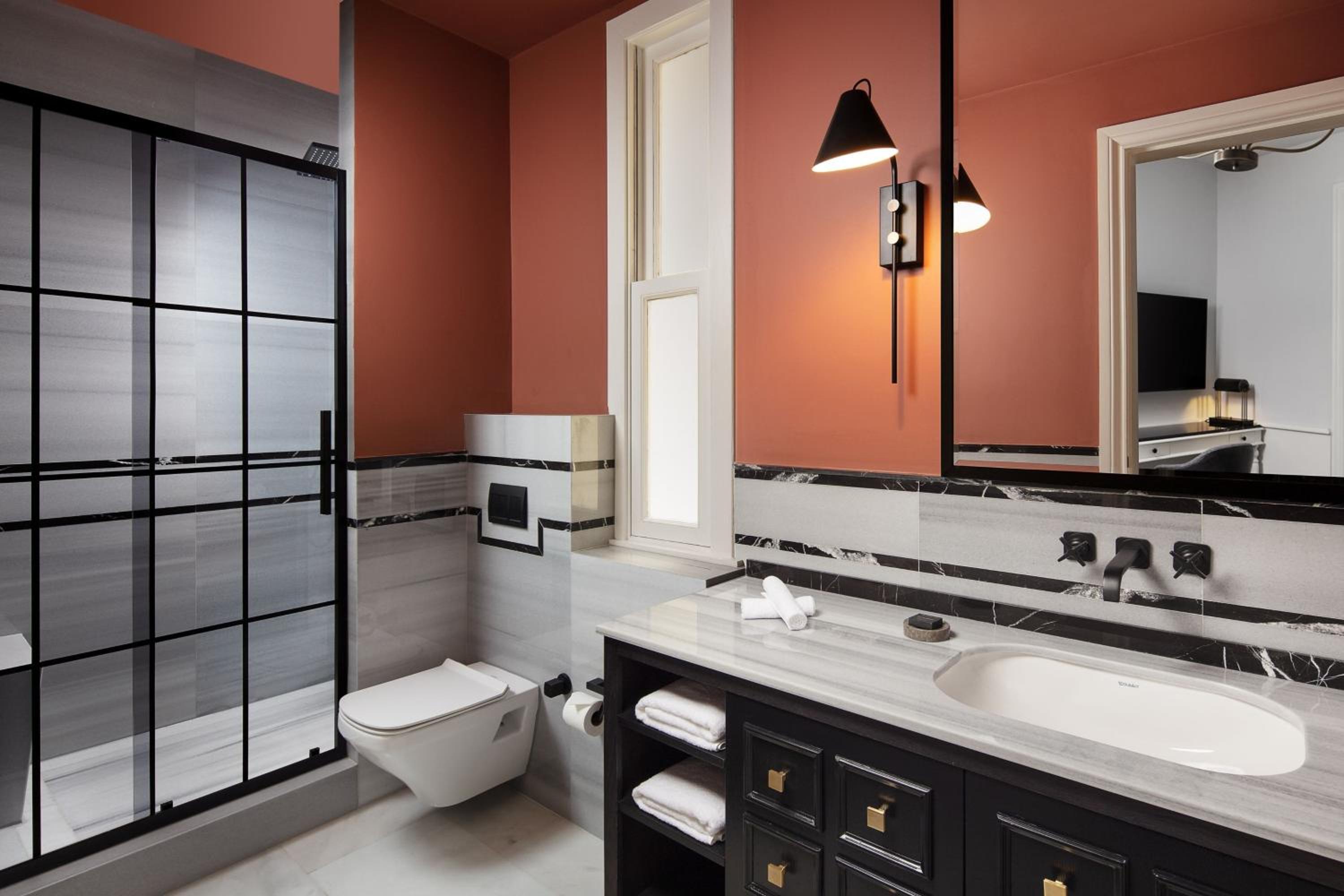 Standard Windowless Queen Room thumbnail 5