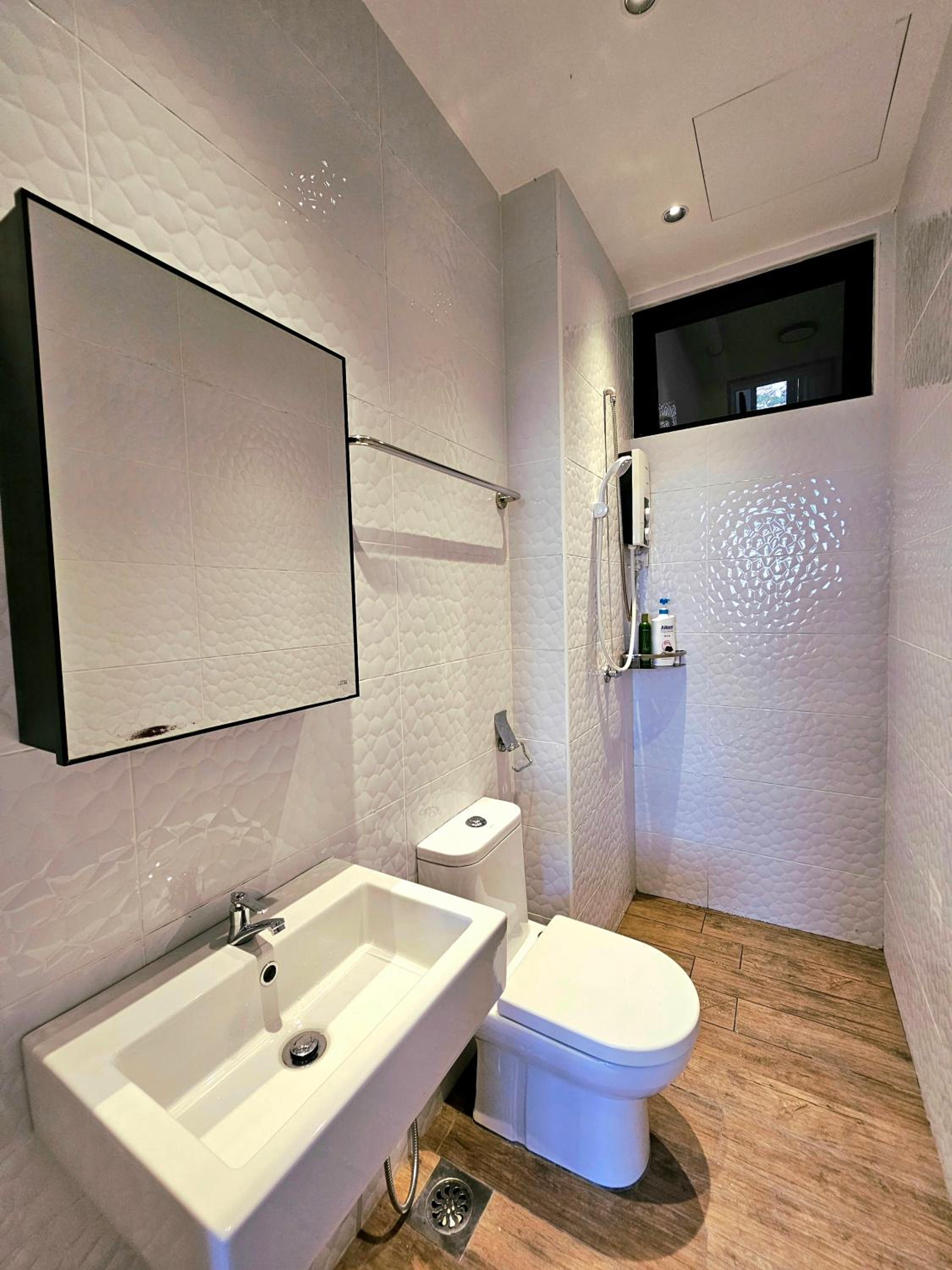 Two Bedroom Apartment with 3 Queen Bed (Near Elevator and Full City View)