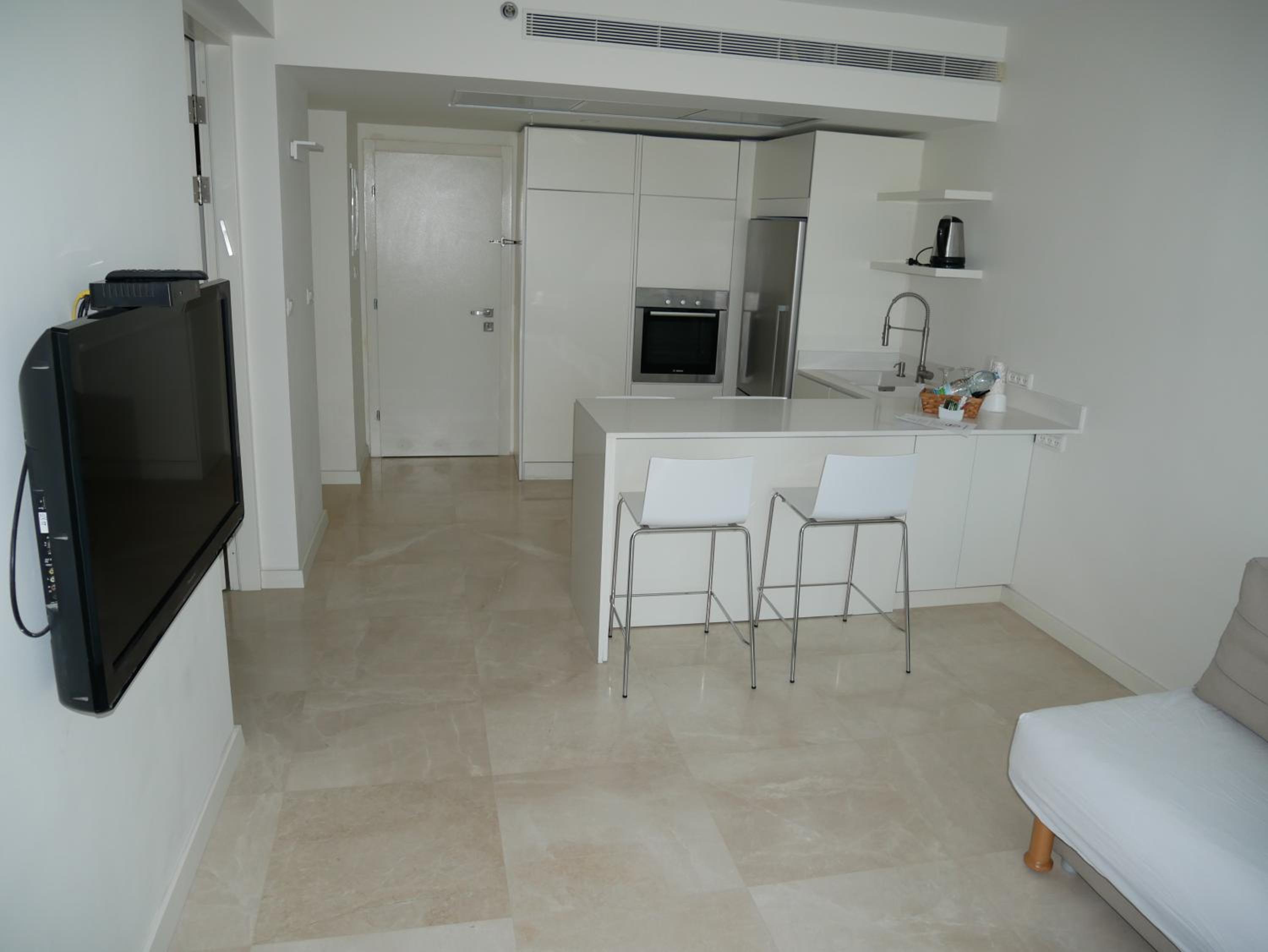 Deluxe Two-Bedroom Apartment with Garden View photo 2