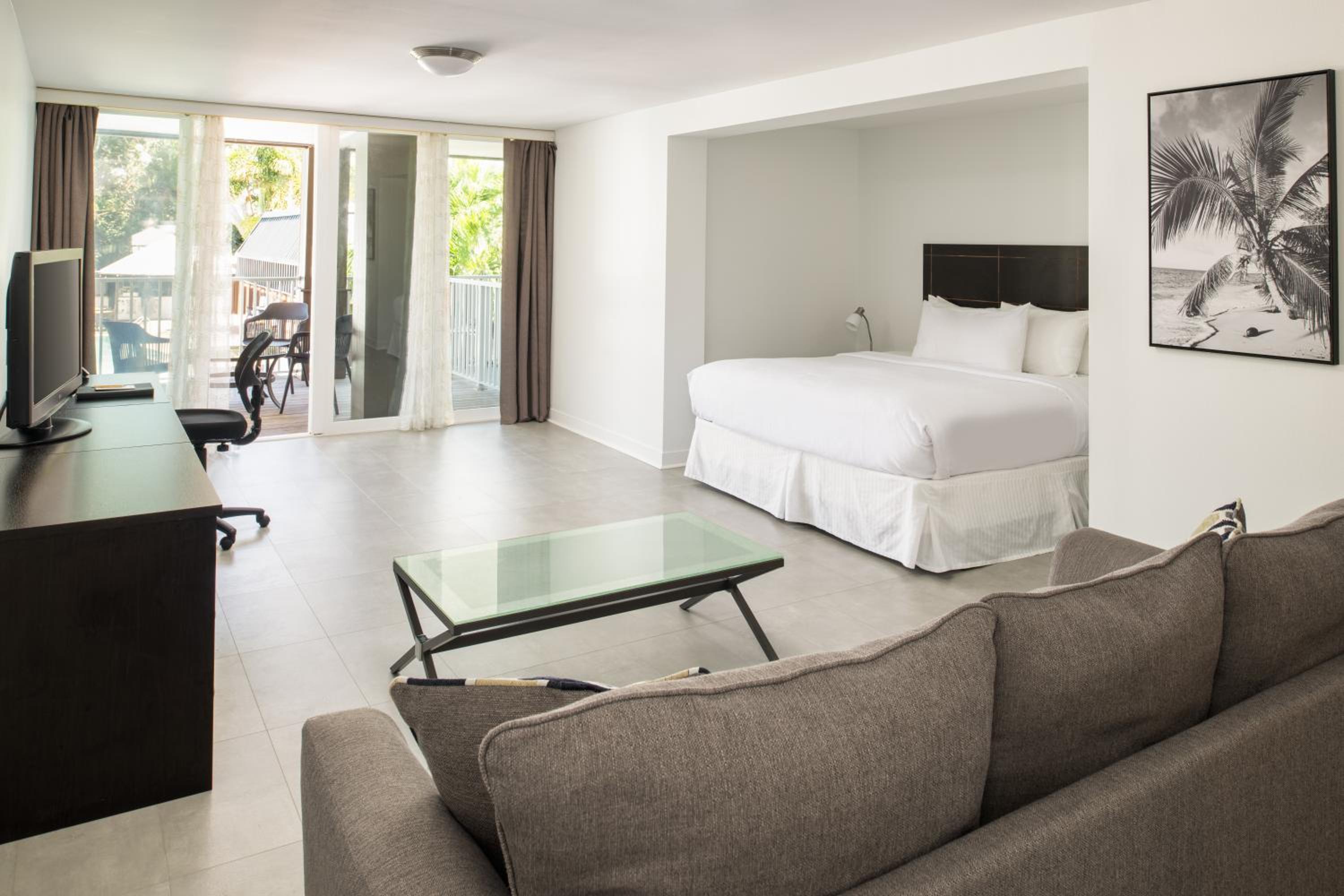 Premium Pool View King Suite --> Suite mit Kingsize-Bett und Blick auf den Pool