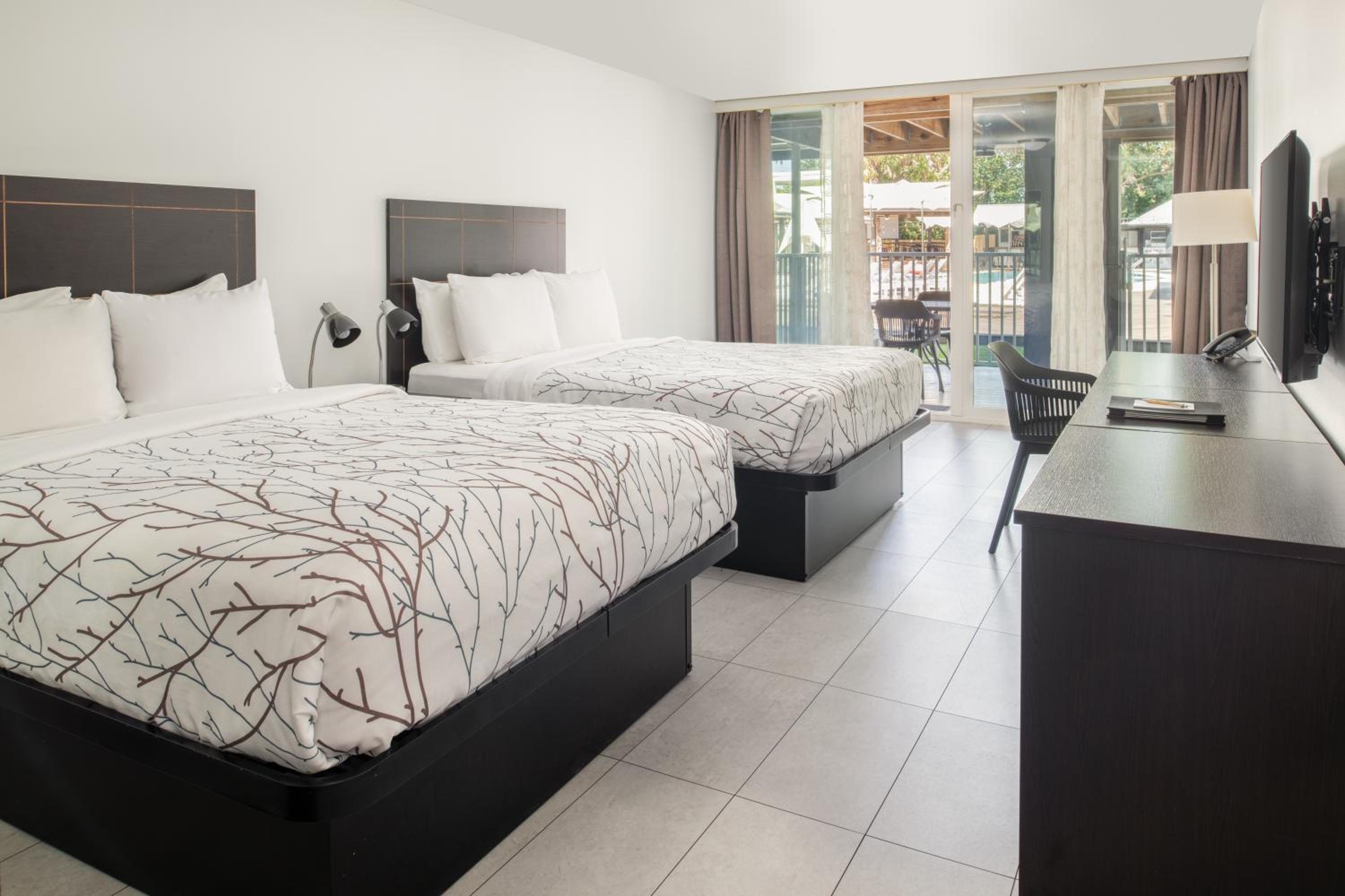 Premium Zimmer mit Doppelbetten und Poolblick