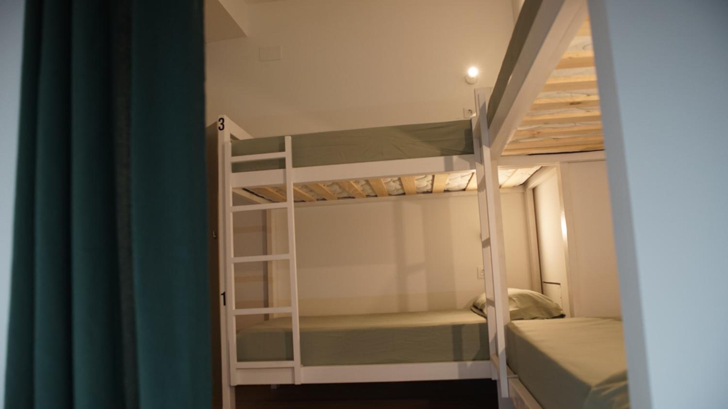 Cama en habitación compartida de 4 camas para mujeres.
