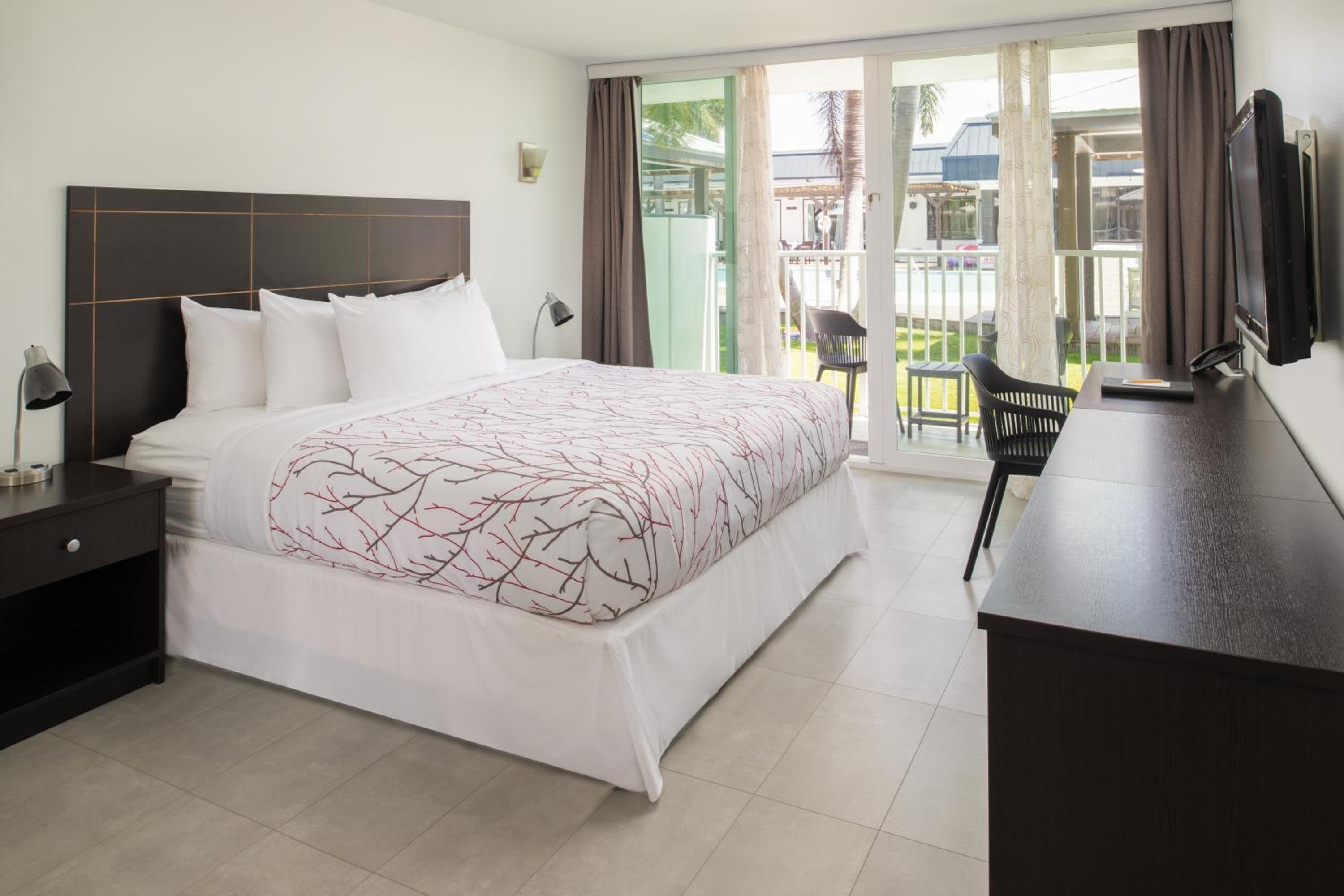 Premium Zimmer mit Poolblick und King-Size-Bett