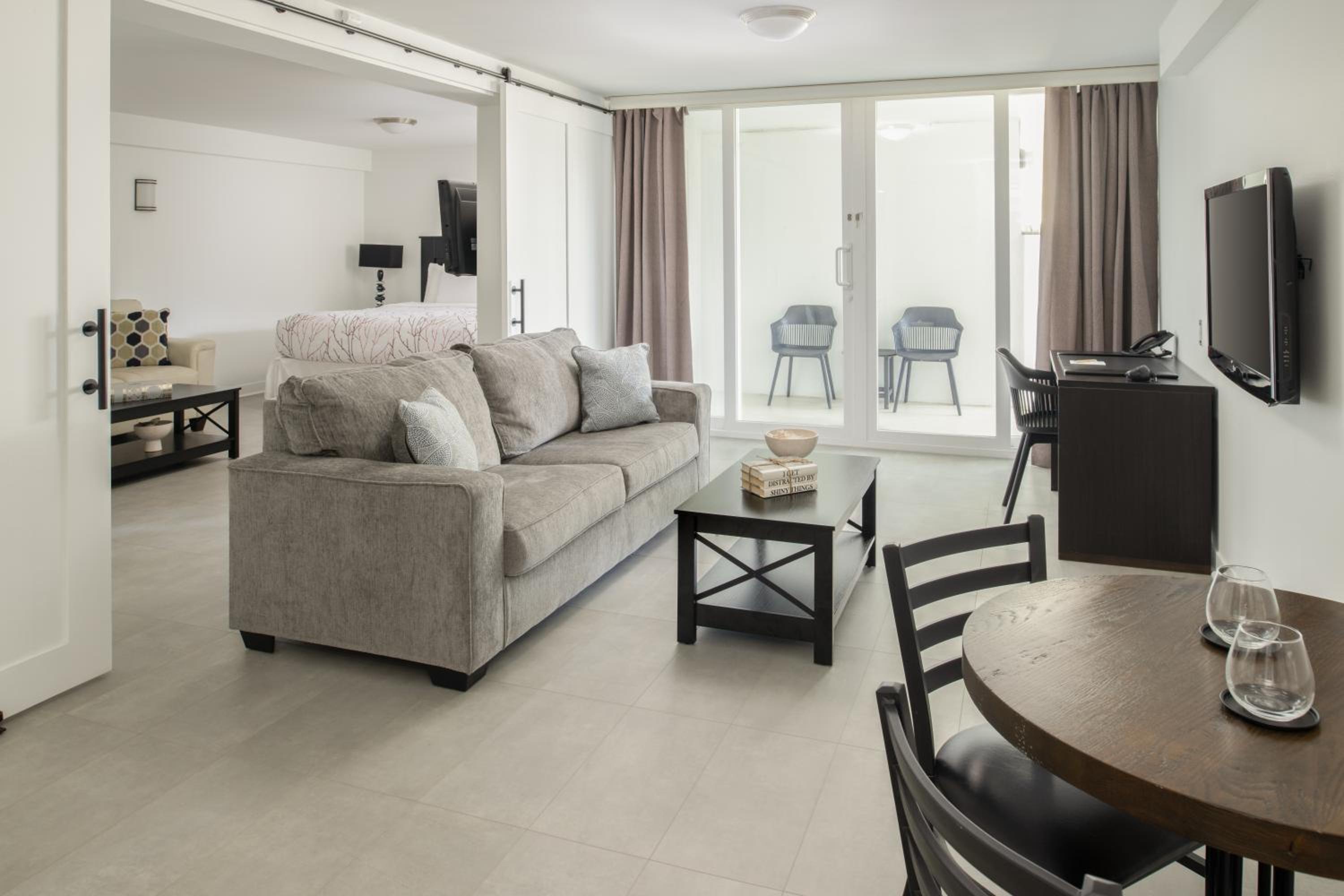 Deluxe King Suite photo 3