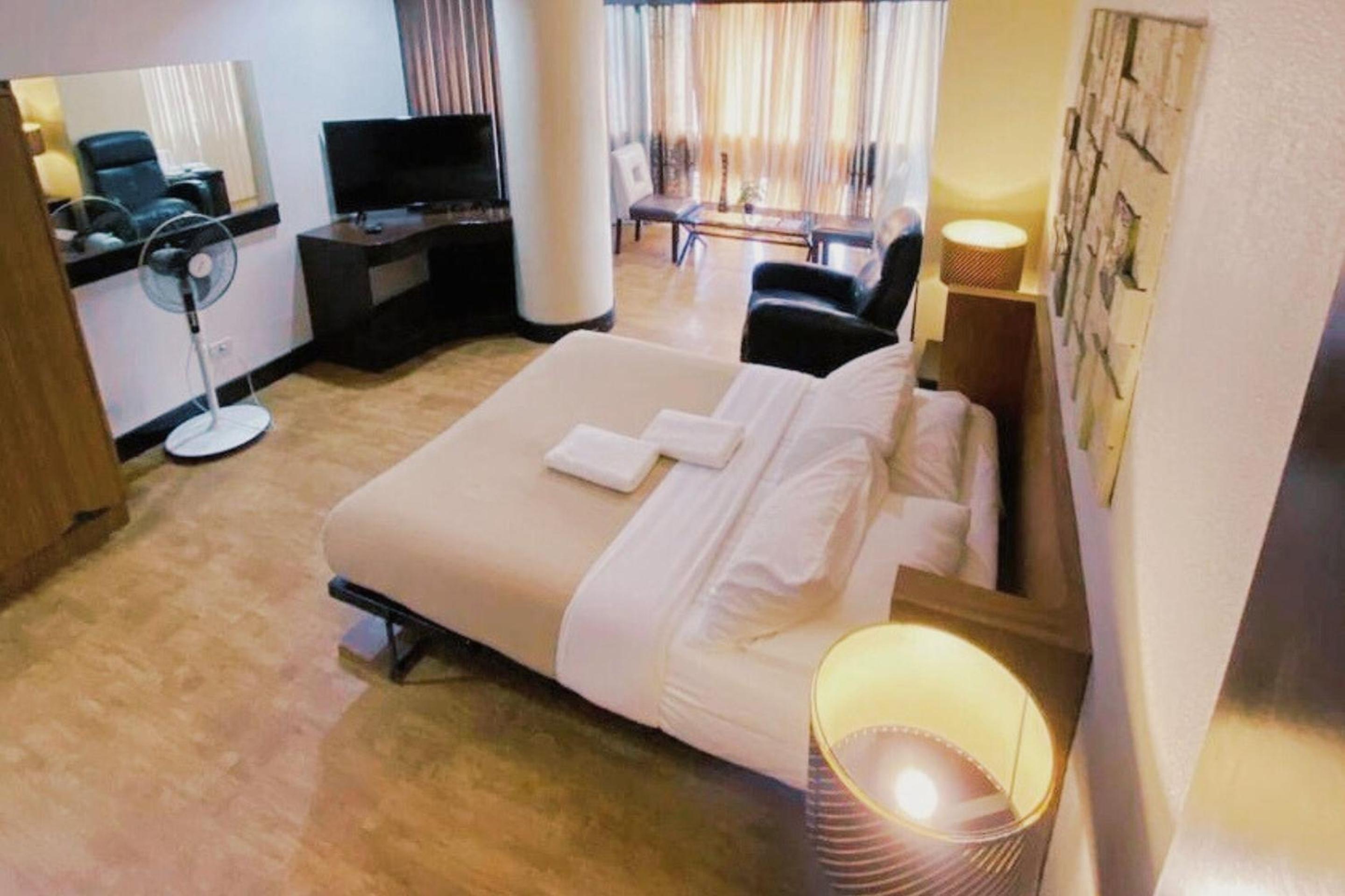 Executive Suite - Photo 1
