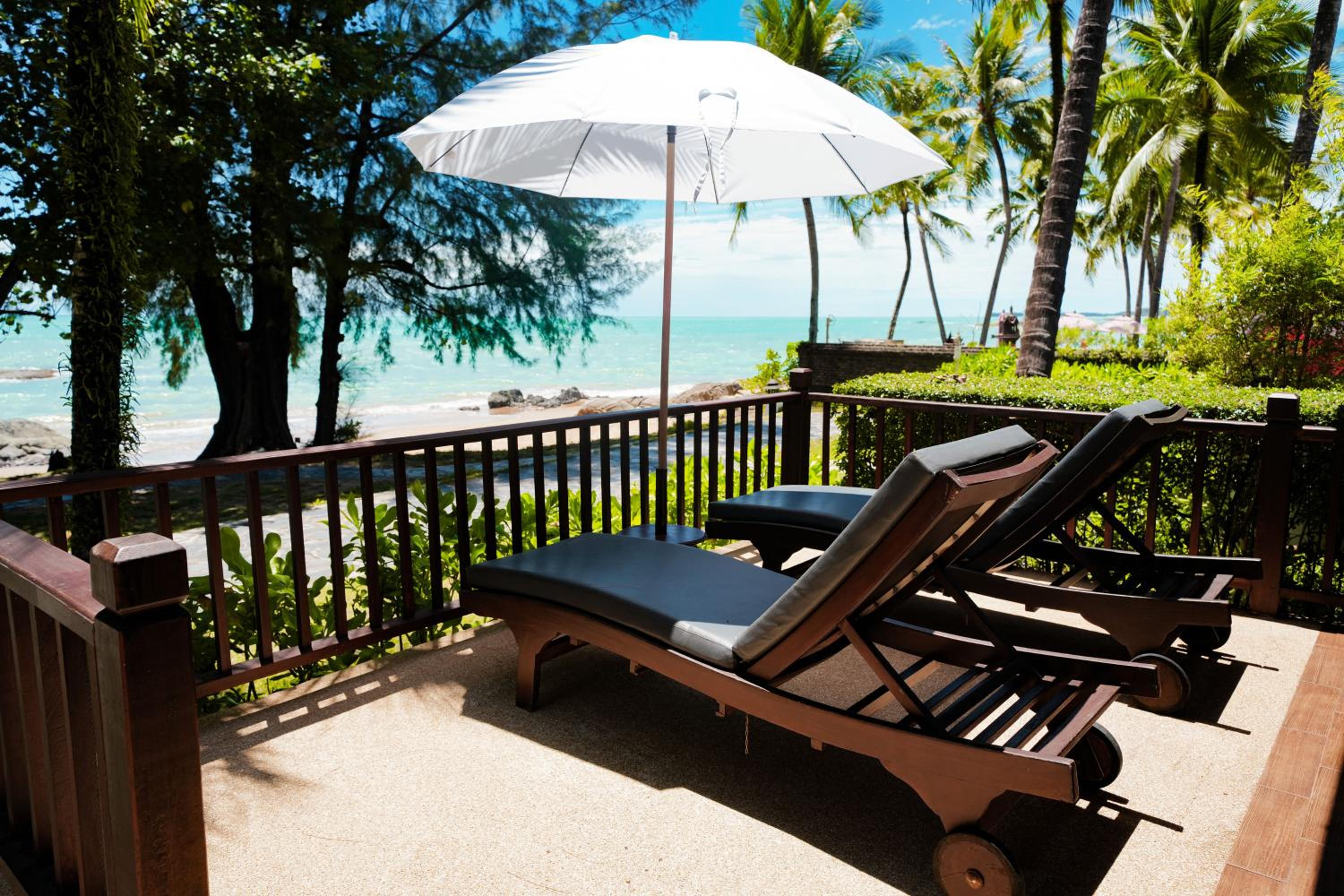 Deluxe Bungalow Beachfront - Garden Wing photo 2