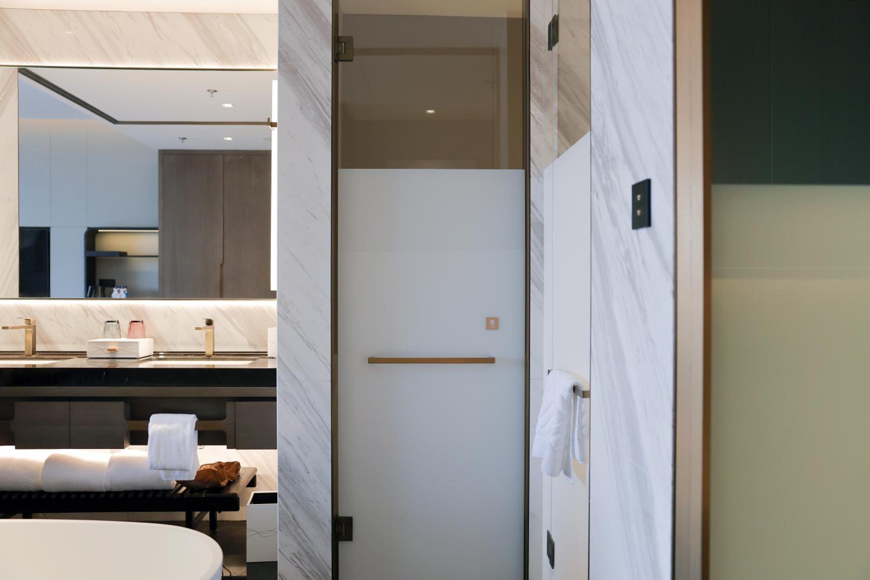 King Guest Room with Balcony