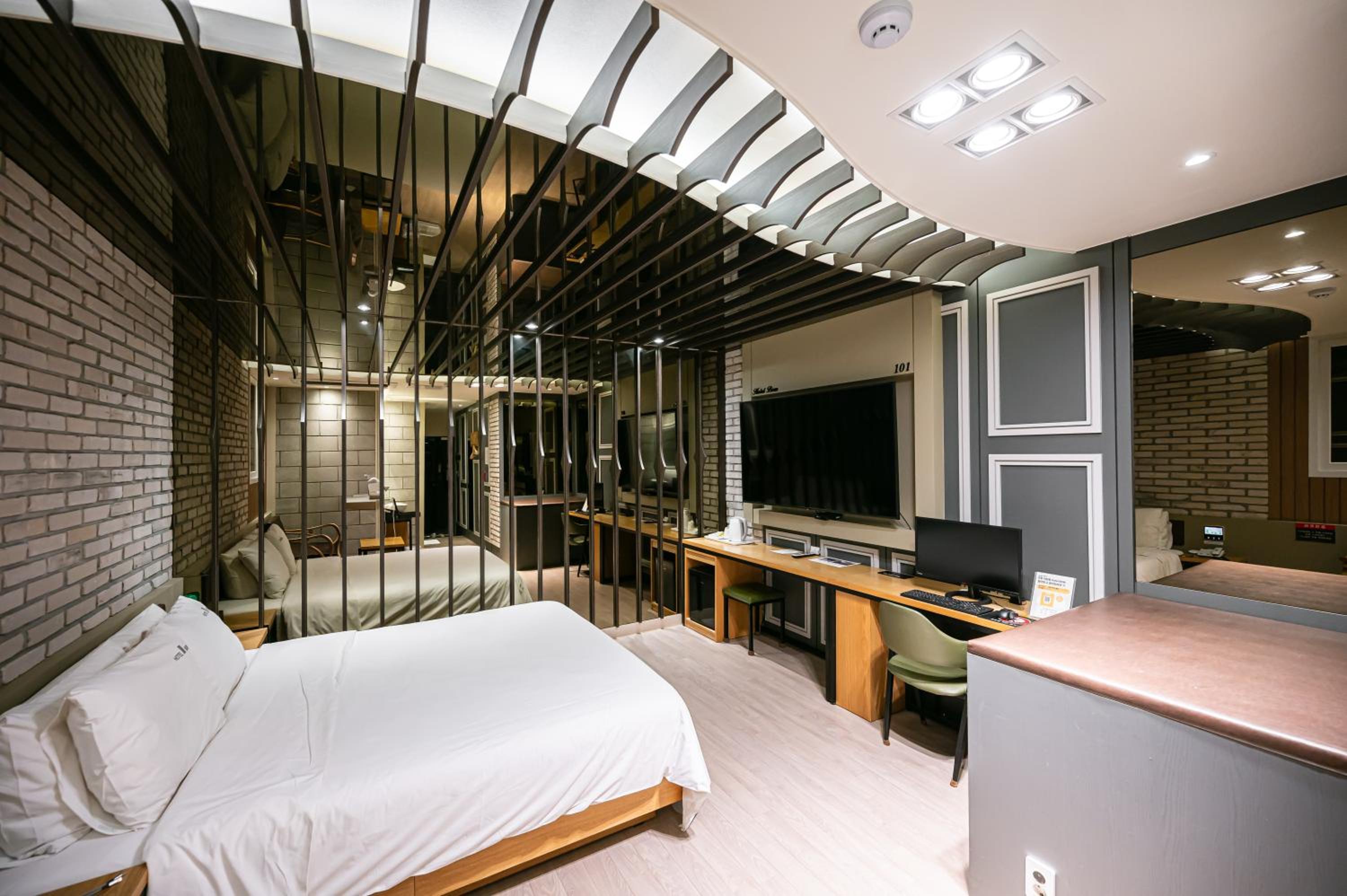 Double Room - Photo 5