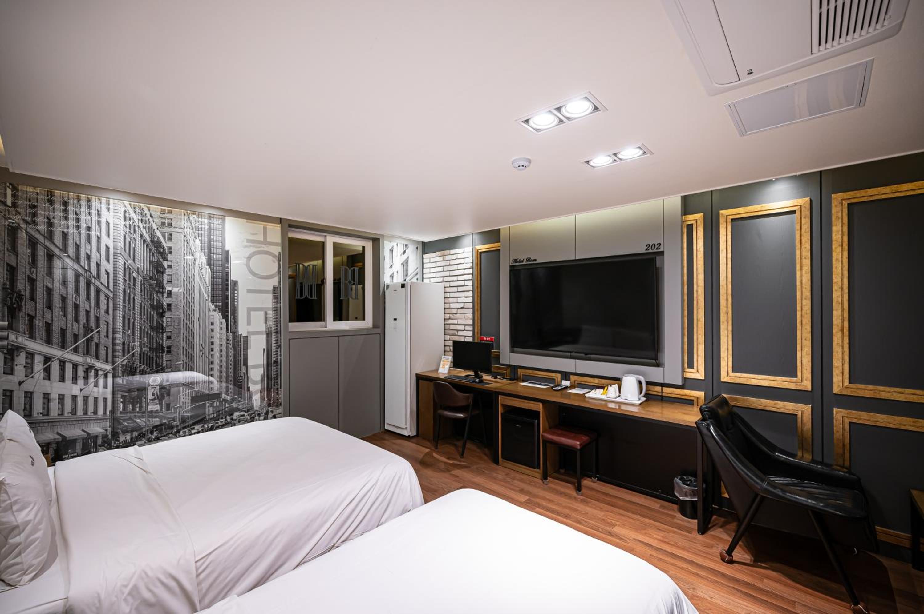 Twin Room - Photo 3