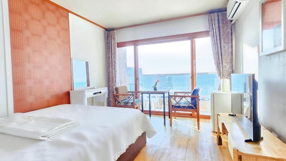 Double Room with Sea View - Photo 6