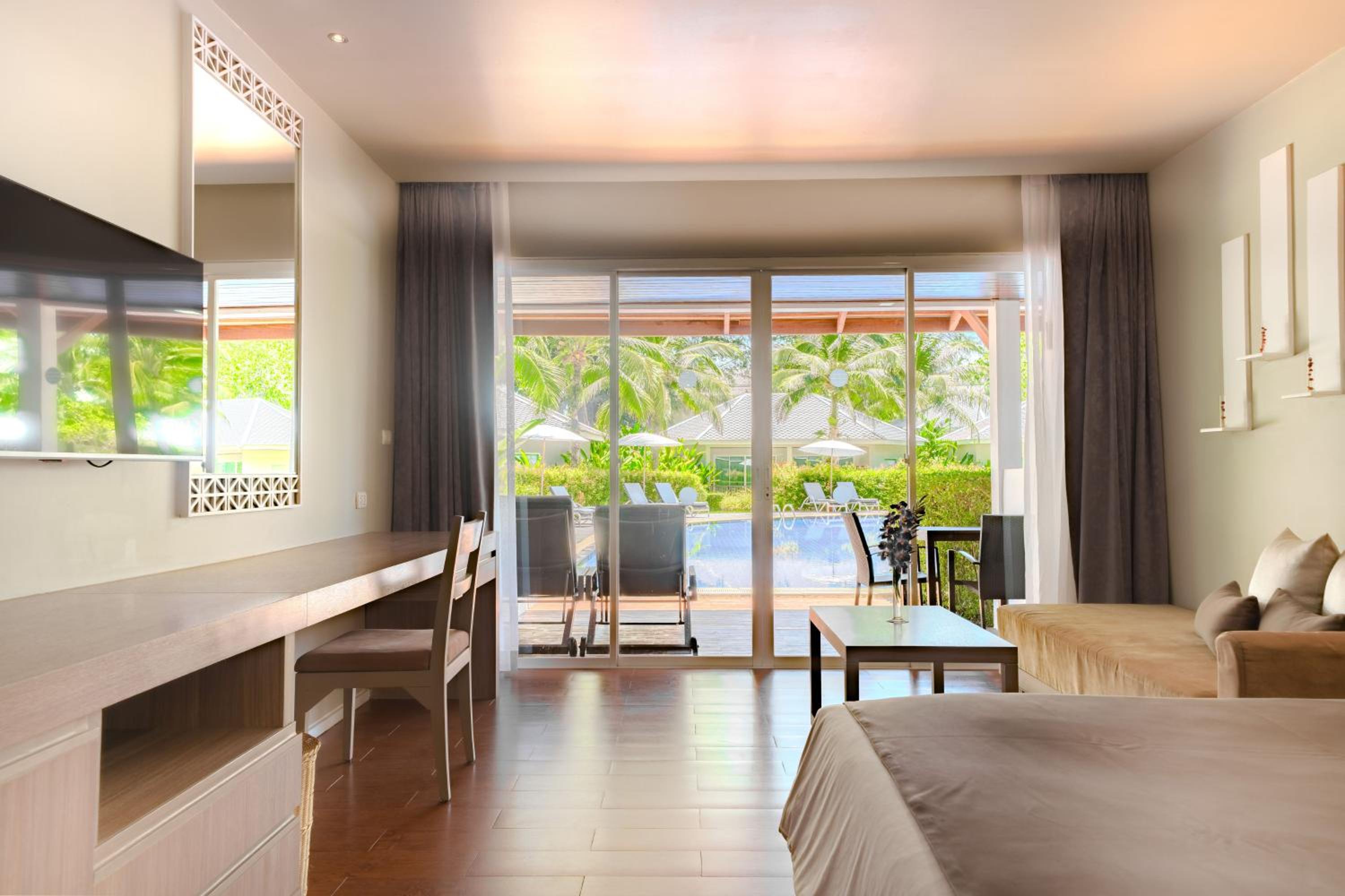 Deluxe Double or Twin Room With Pool Access photo 3