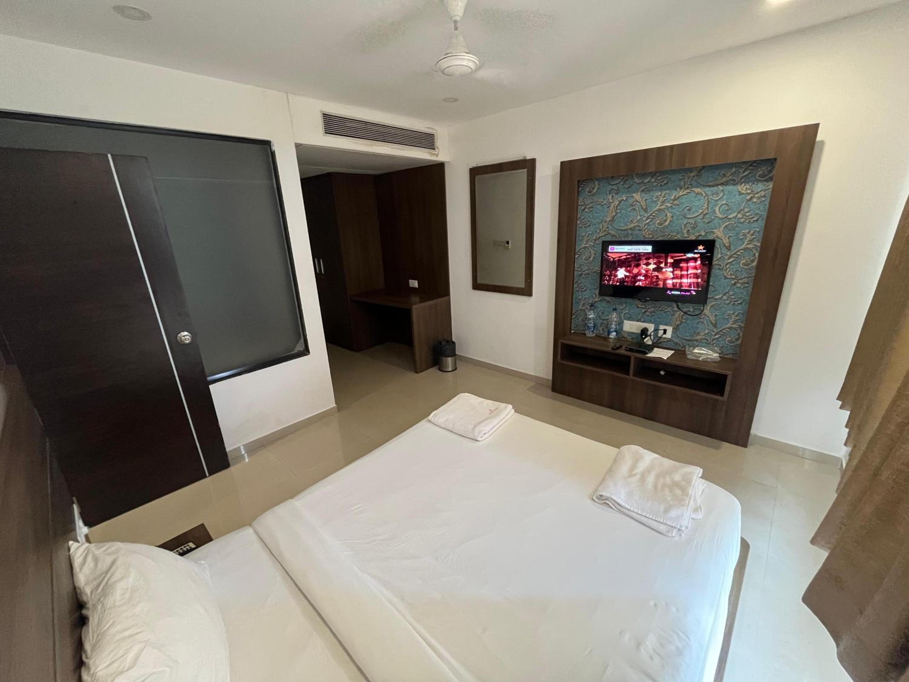 Deluxe One-Bedroom Apartment