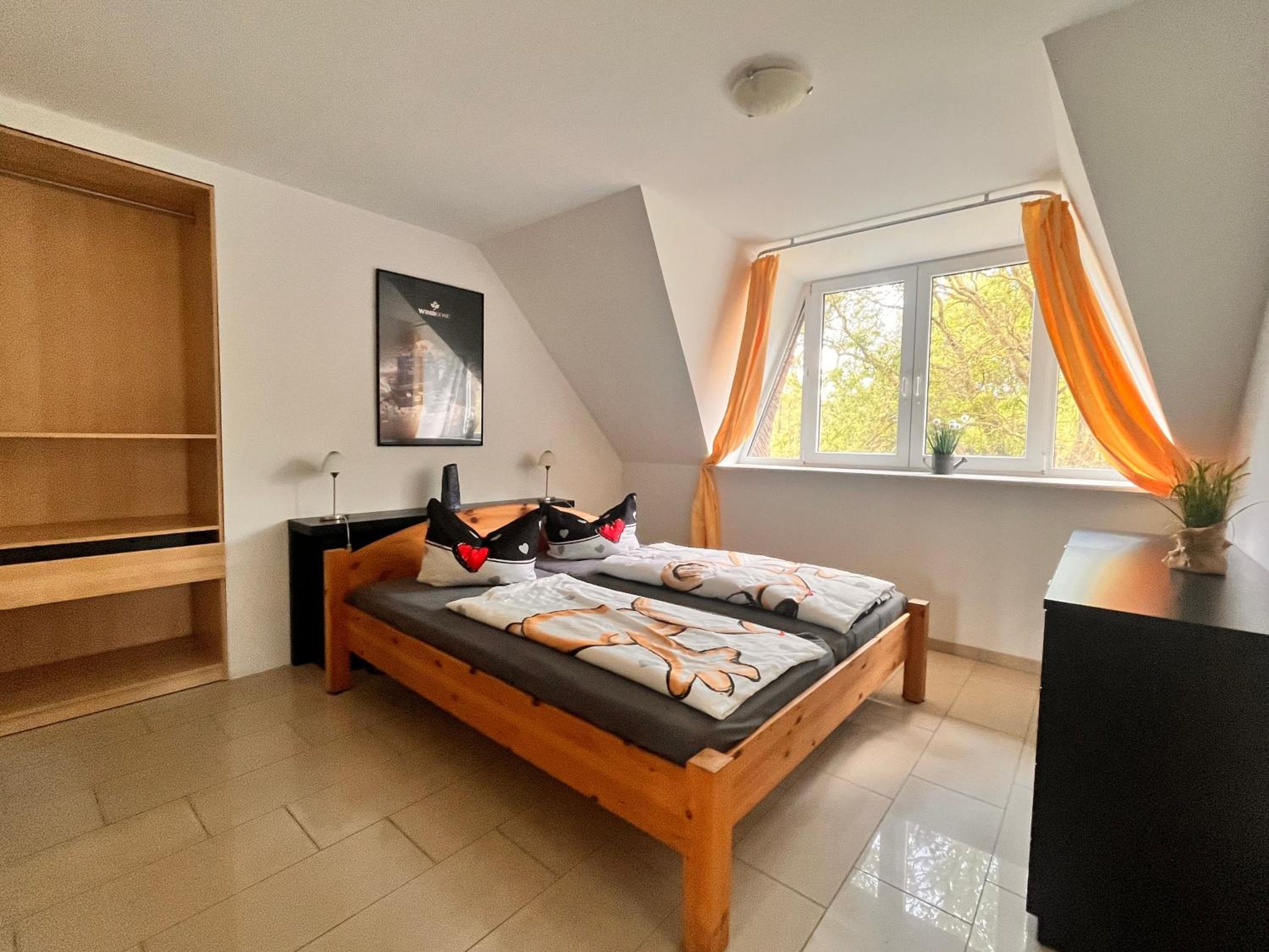 Three-Bedroom Apartment with Shower photo 1