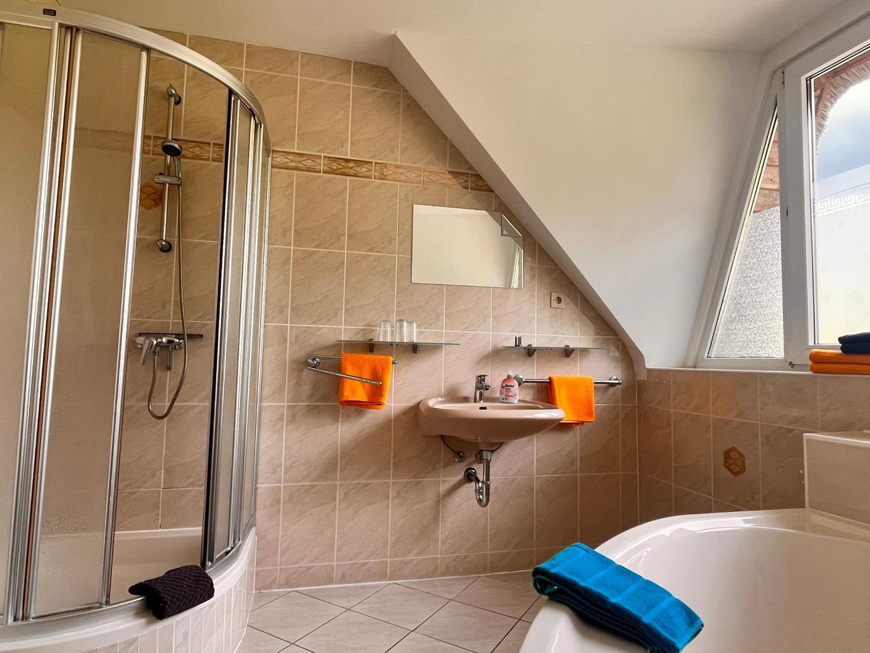 Three-Bedroom Apartment with Shower photo 3