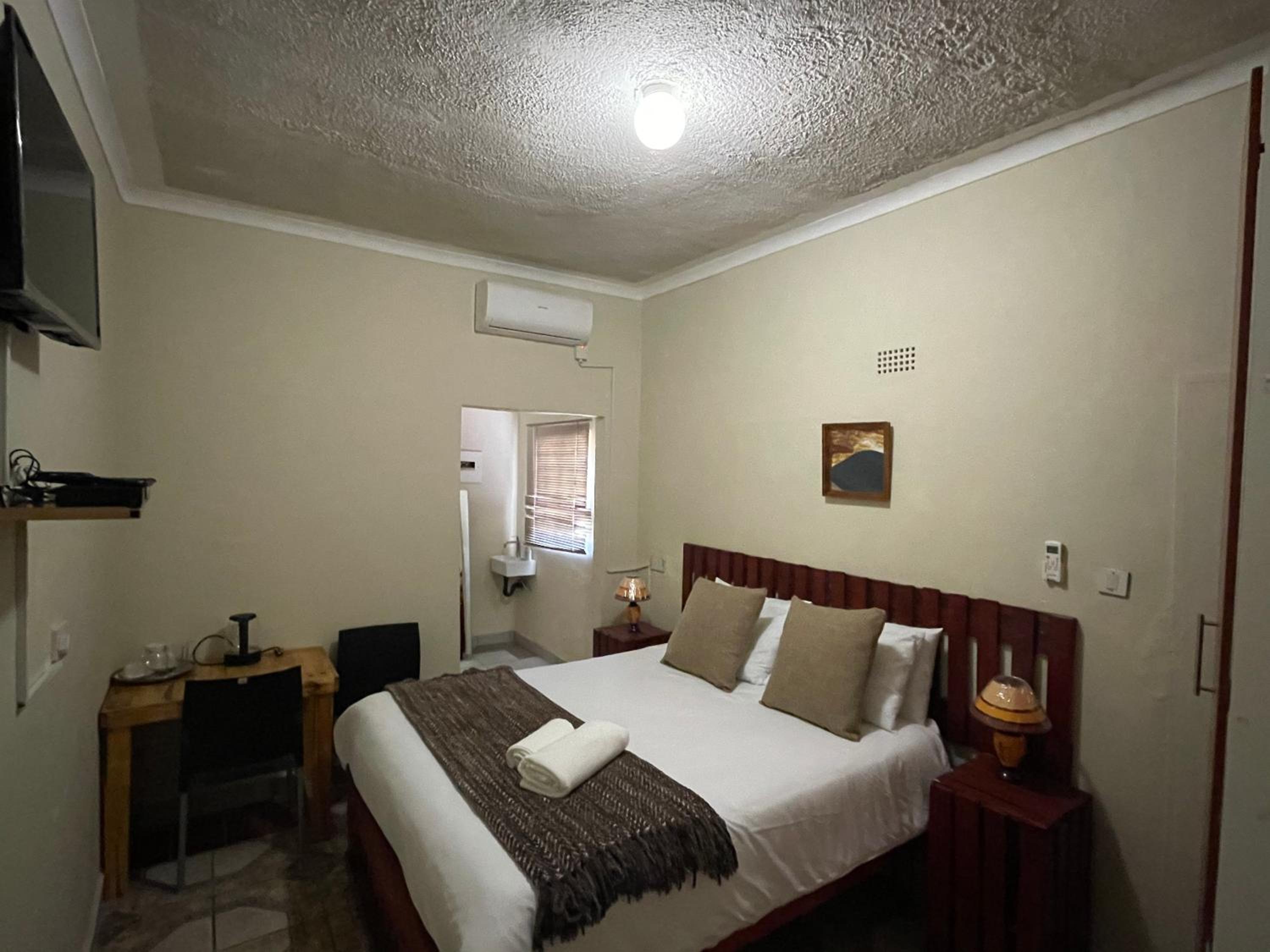 Budget Double Room photo 3