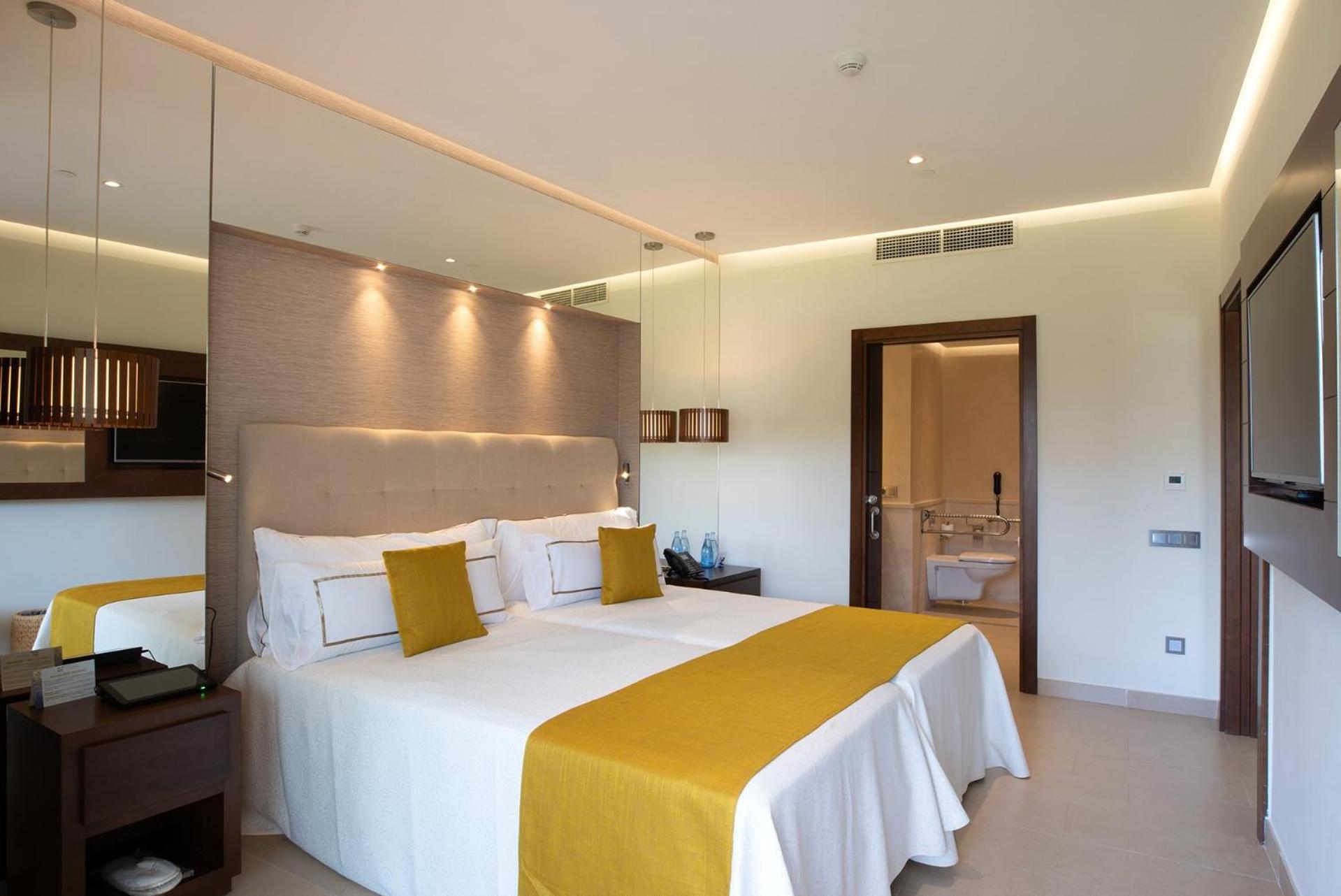 Senior Suite Accesible ( 3 Adults) photo 3