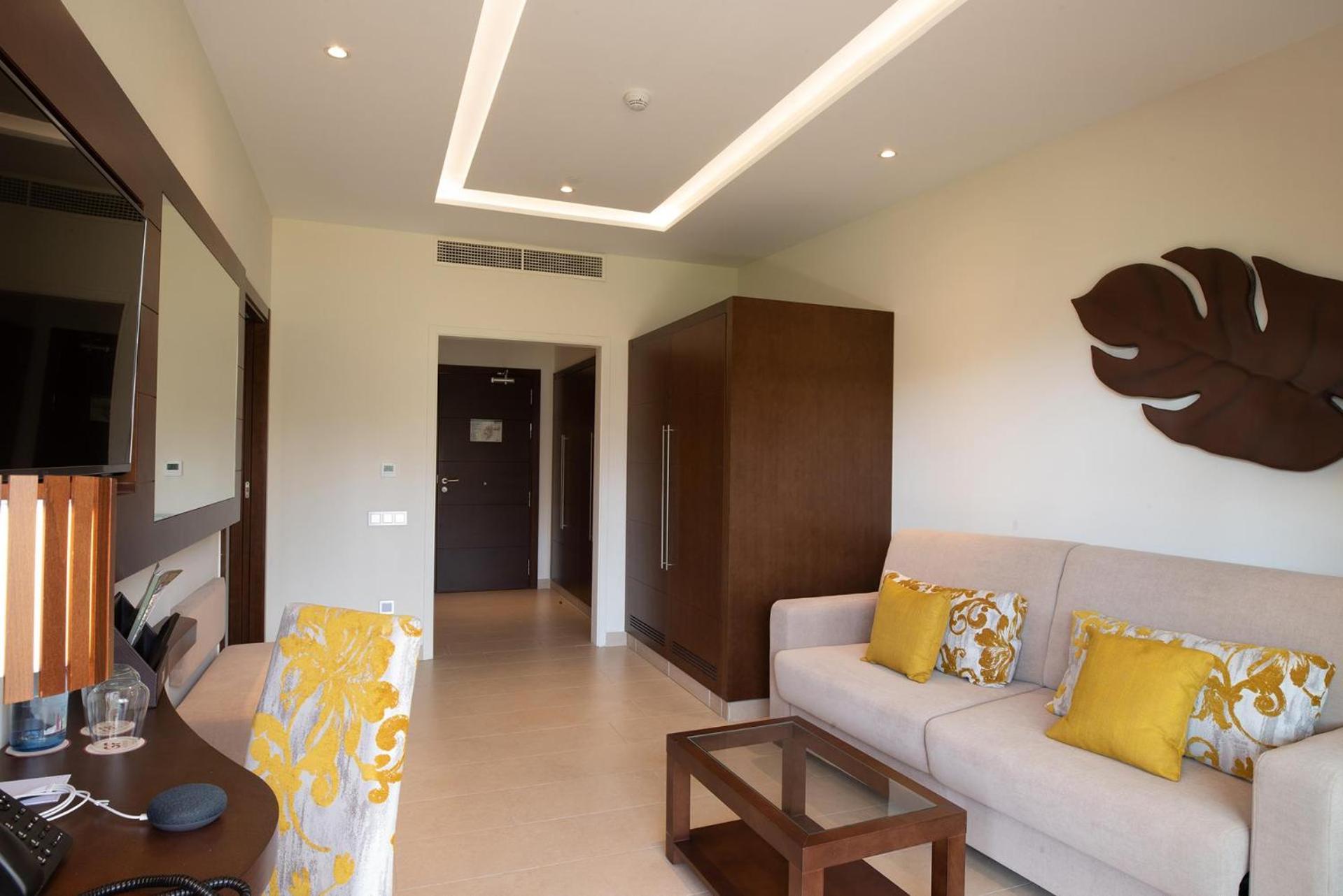Senior Suite Accesible ( 3 Adults) photo 2