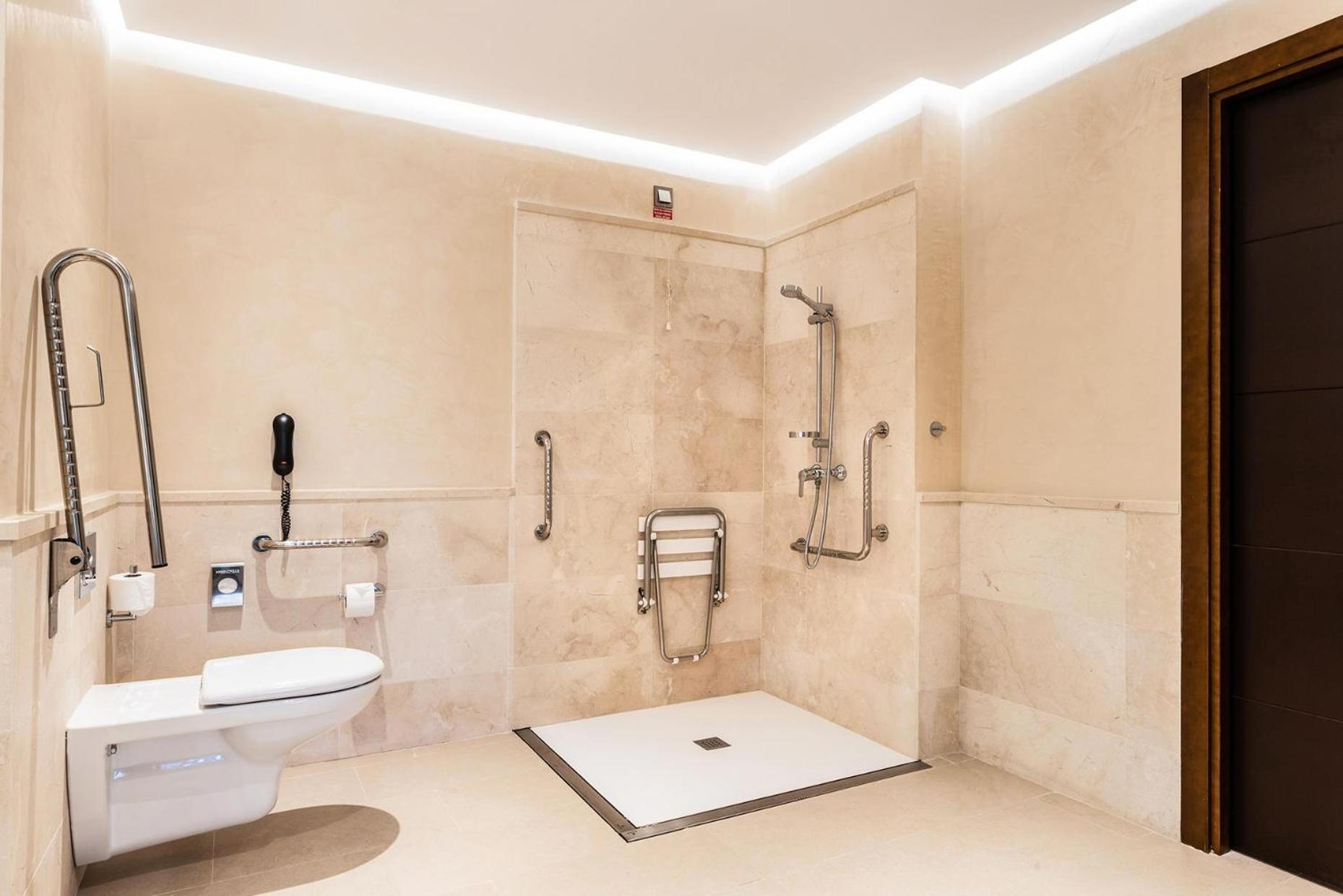 Senior Suite Accesible ( 2 Adults + 2 Children) photo 3