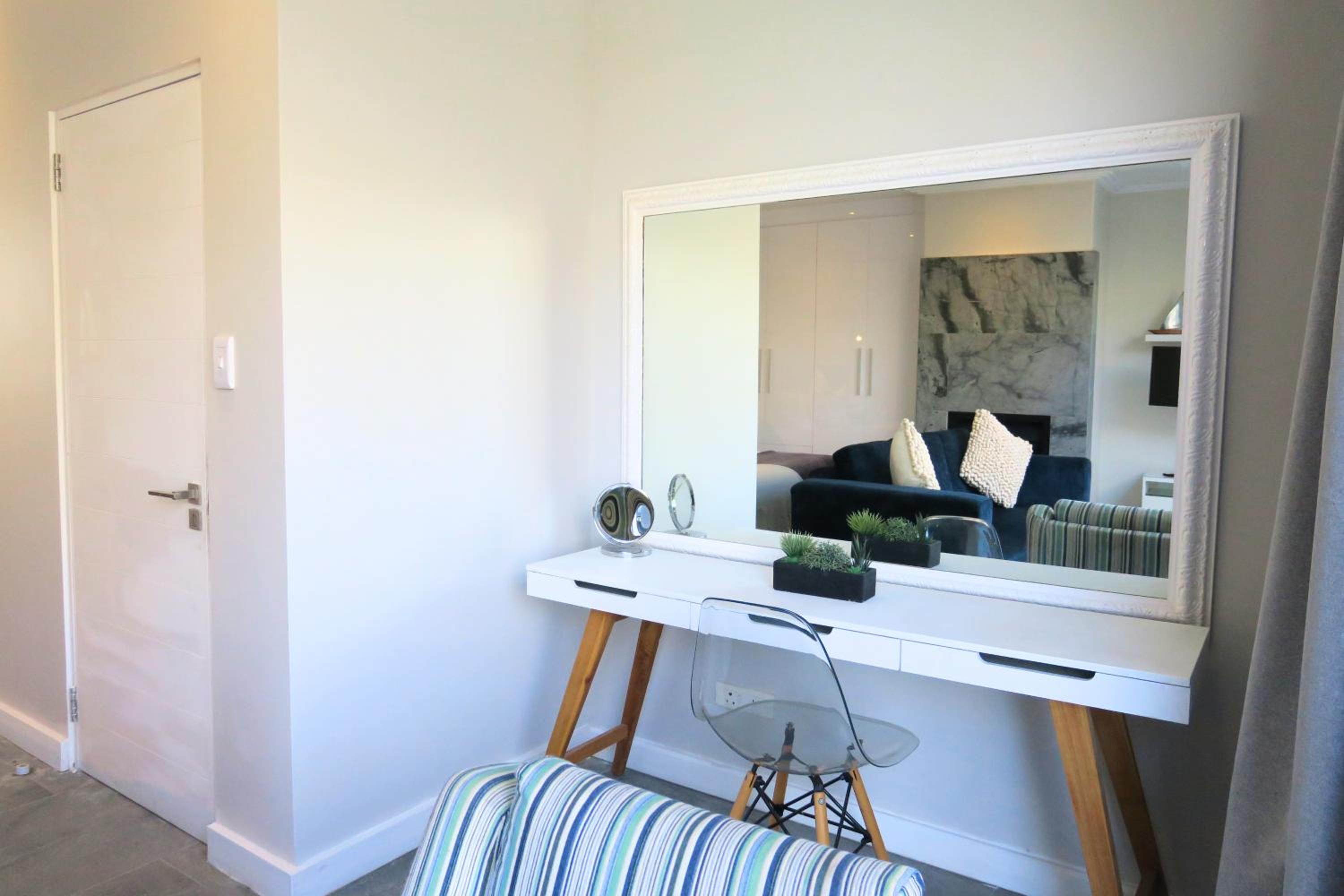 Junior Suite with Pool View photo 2