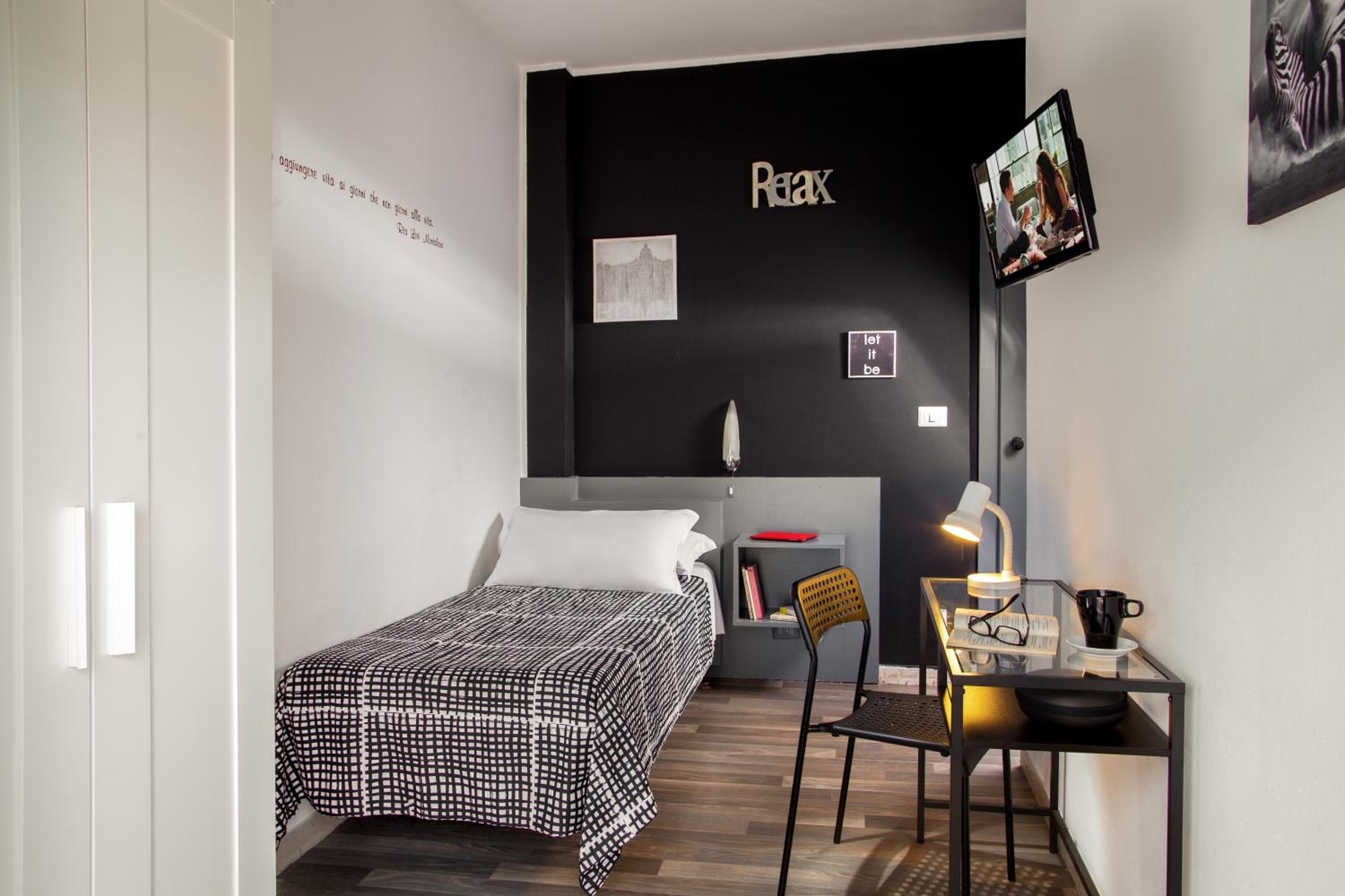 Single Room with Shared Bathroom photo 1