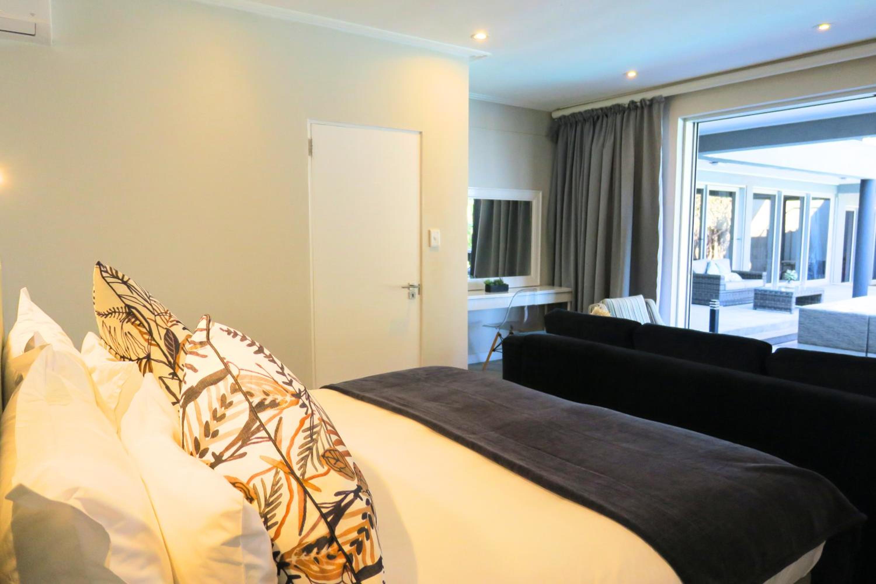 Junior Suite with Pool View photo 1