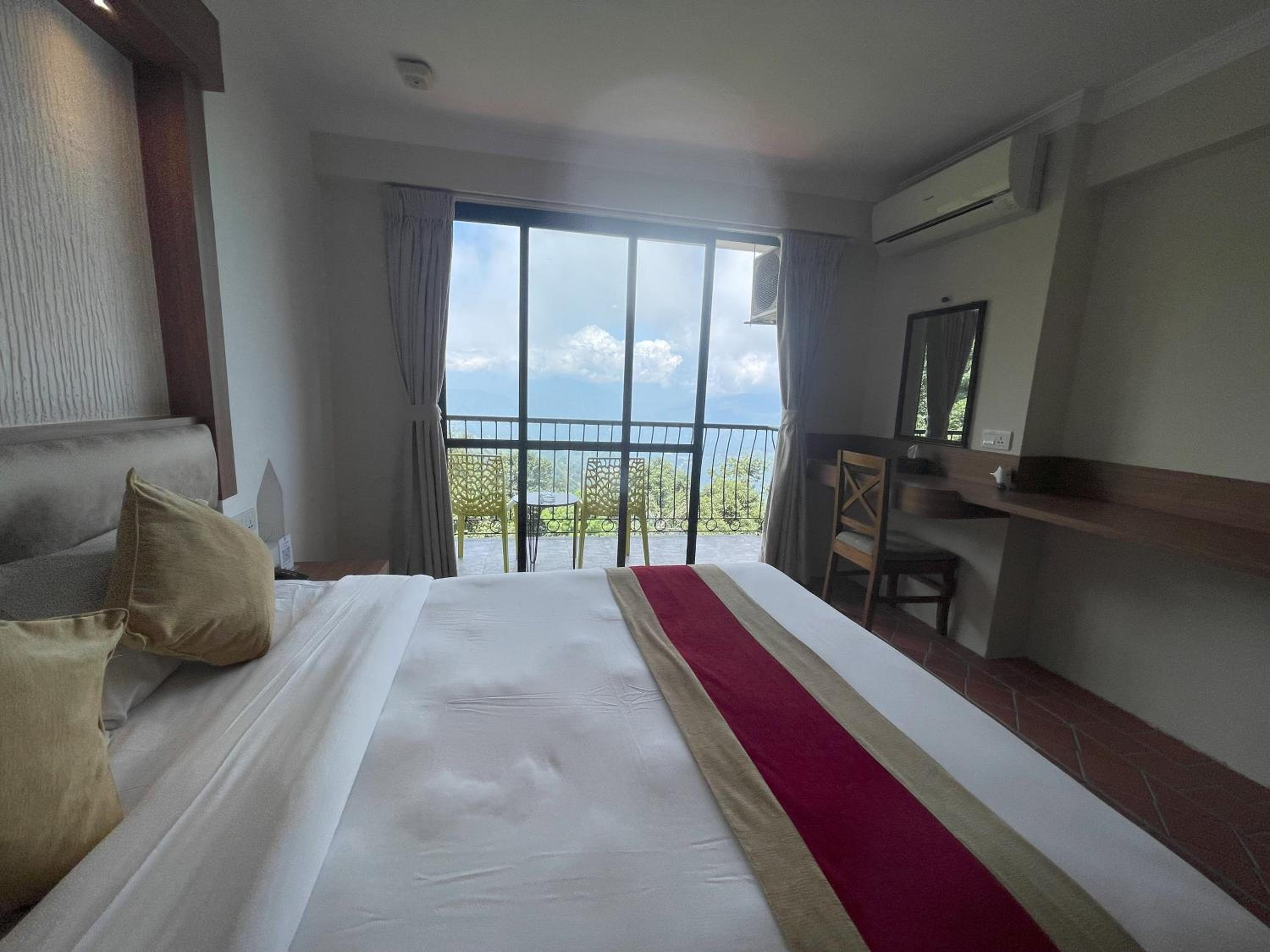 Deluxe Double or Twin Room with Mountain View - Photo 12