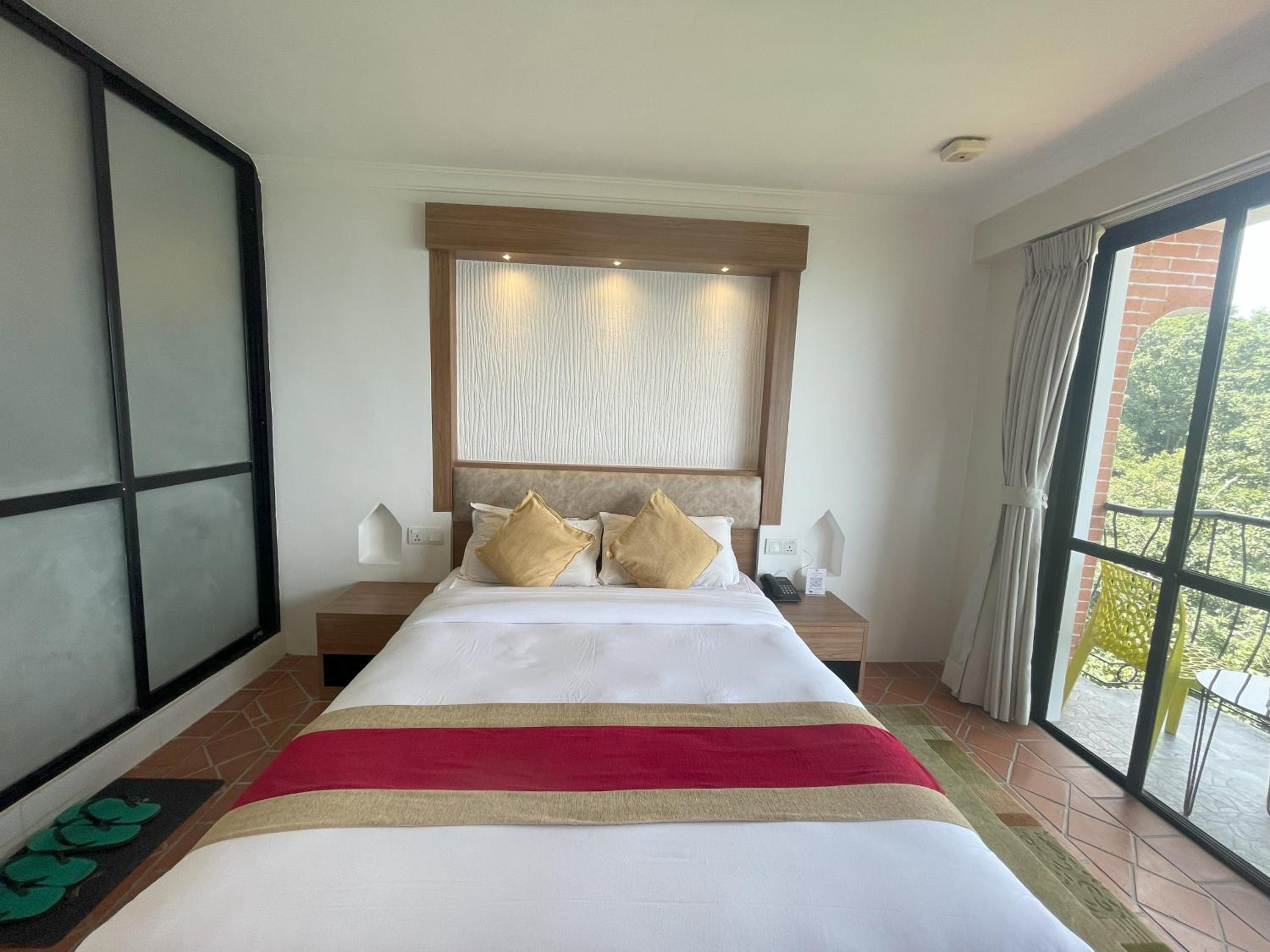 Deluxe Double or Twin Room with Mountain View - Photo 17