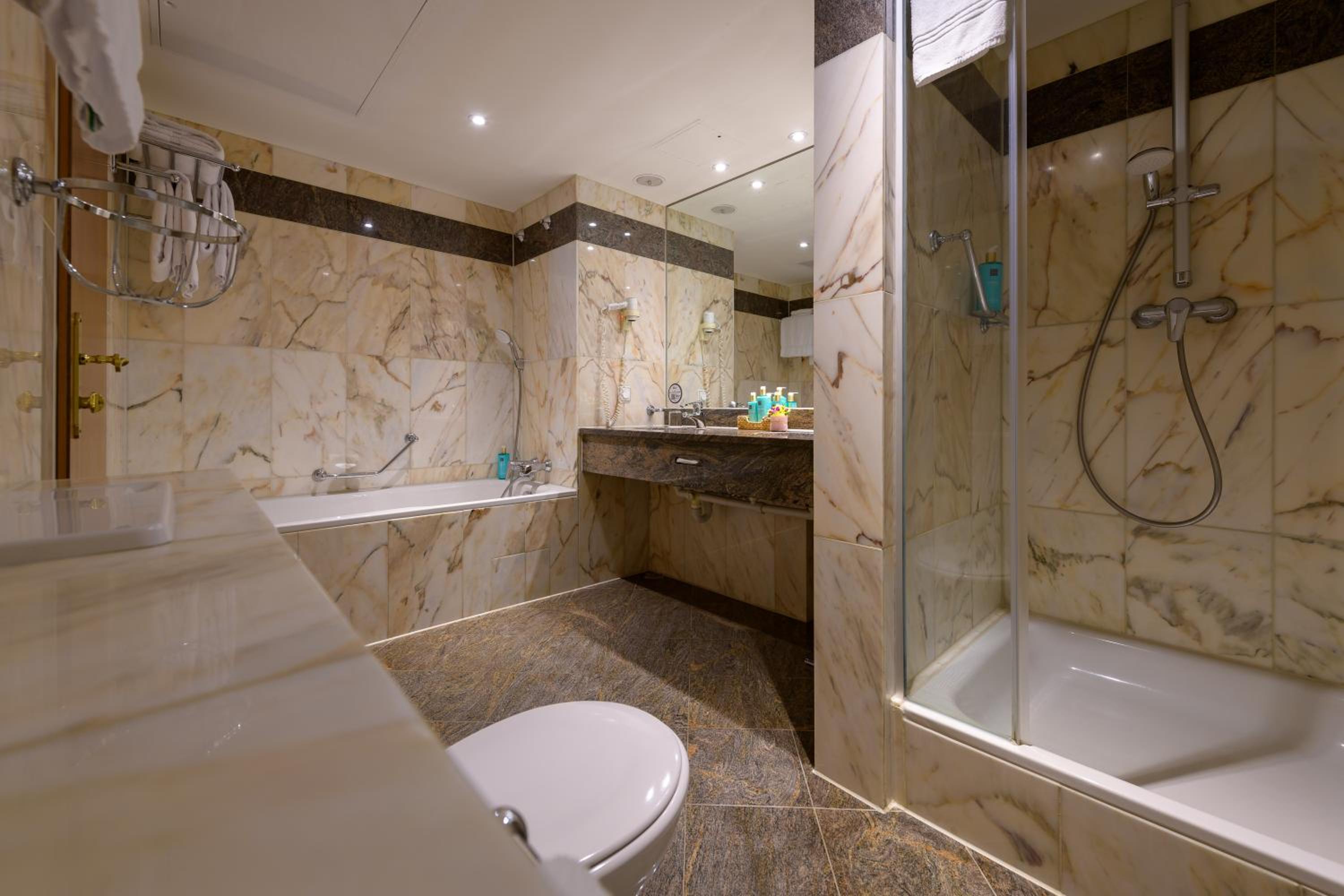 Superior Suite - Photo 8