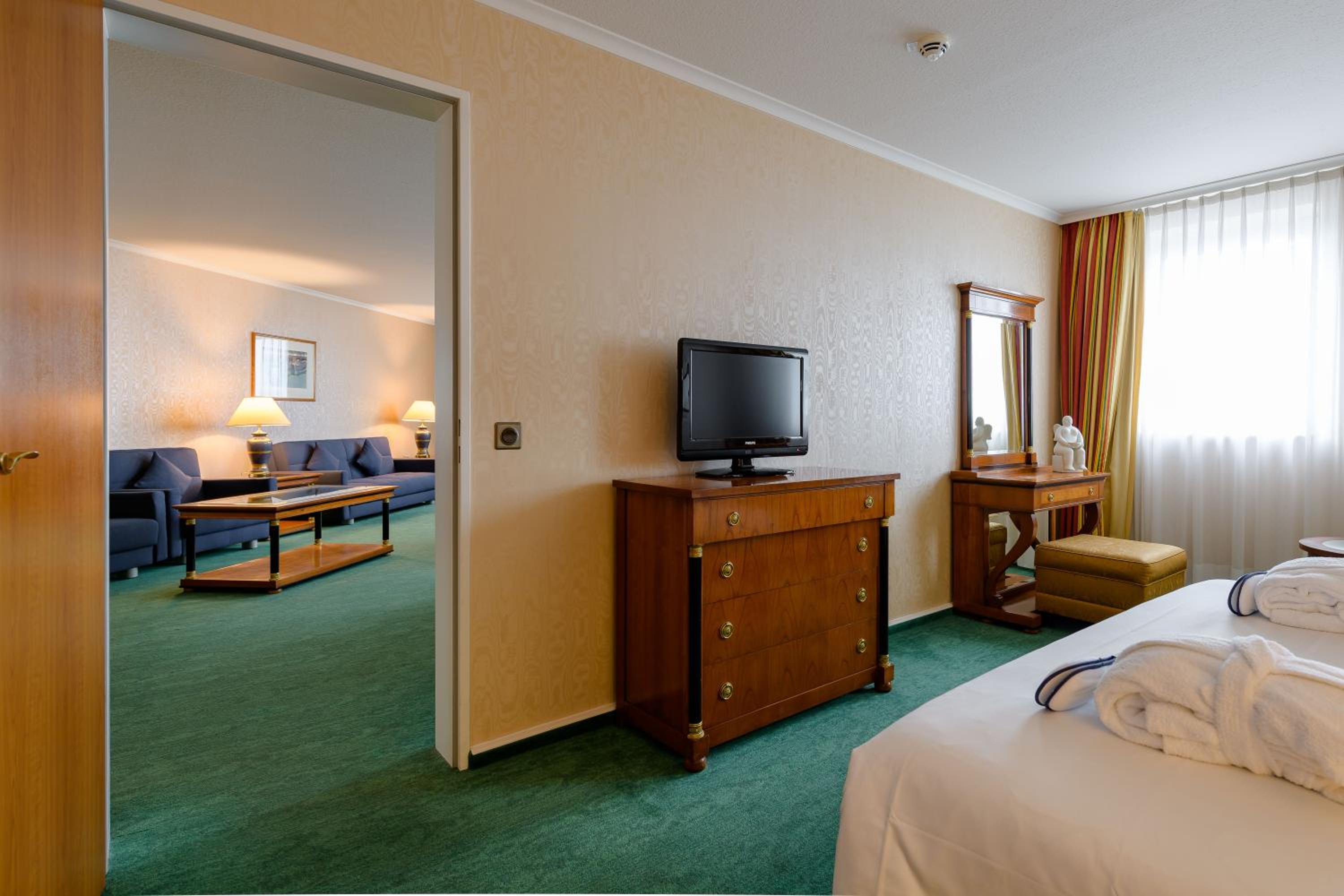 Superior Suite - Photo 9