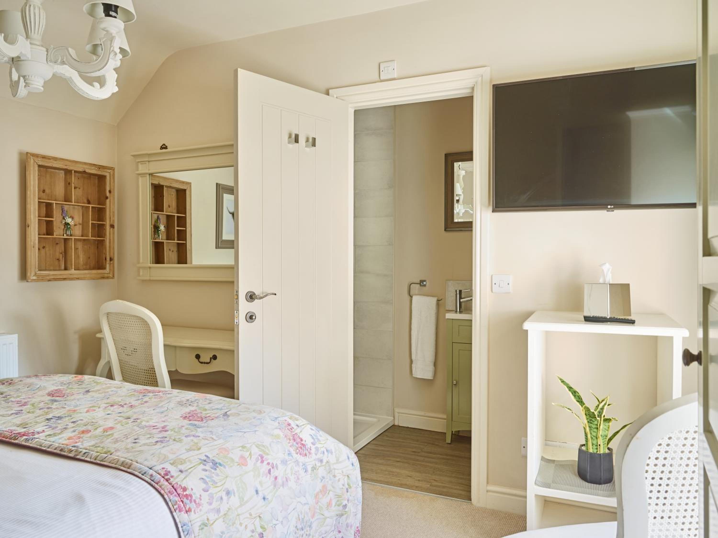 Six-Bedroom House photo 1