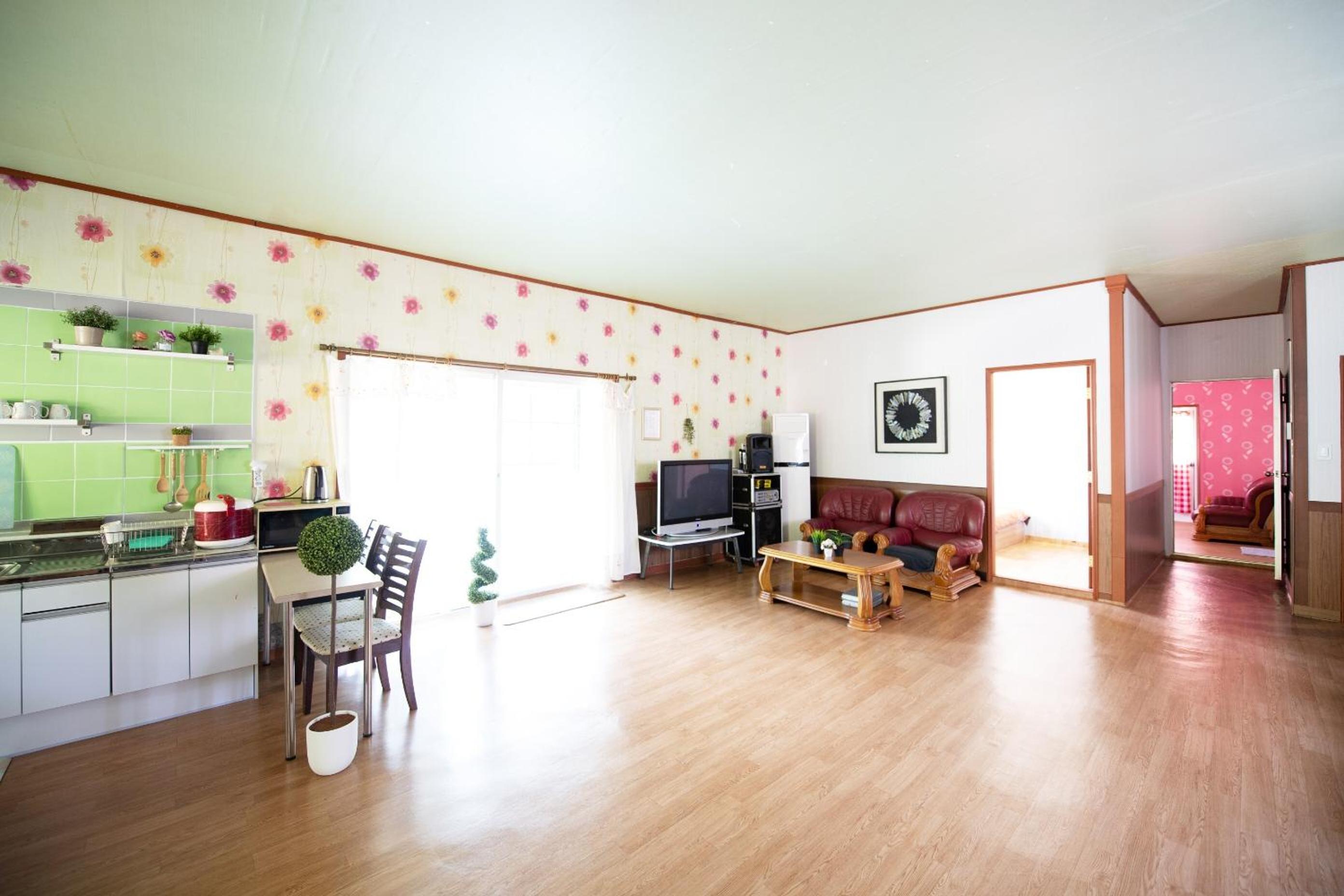 Family Room - Photo 2