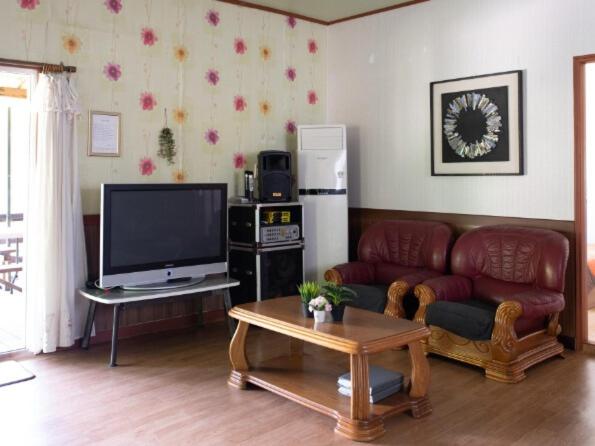 Family Room - Photo 5