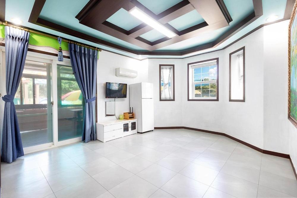 Family Room 3 photo 1
