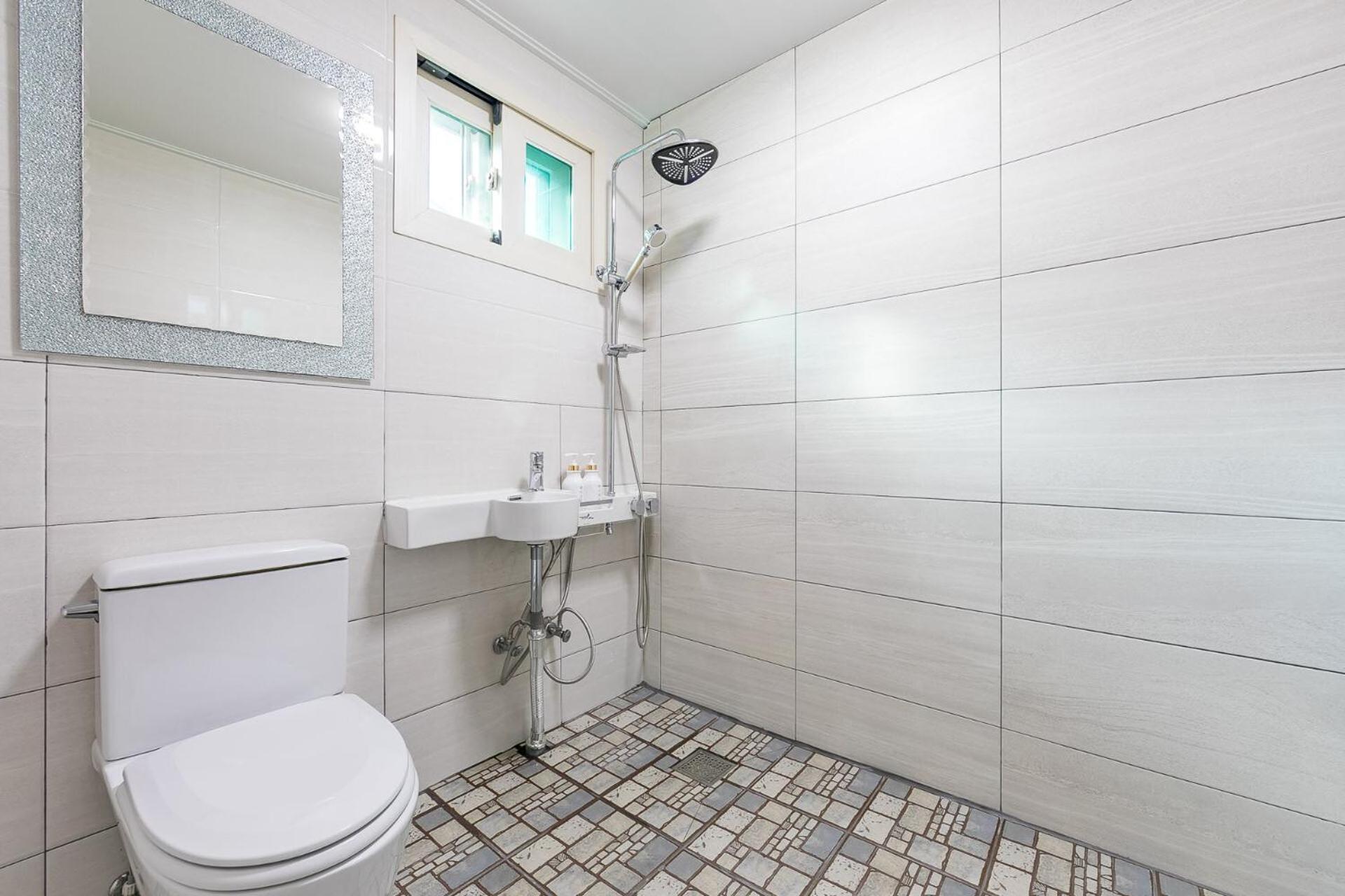 Double Room - Photo 9