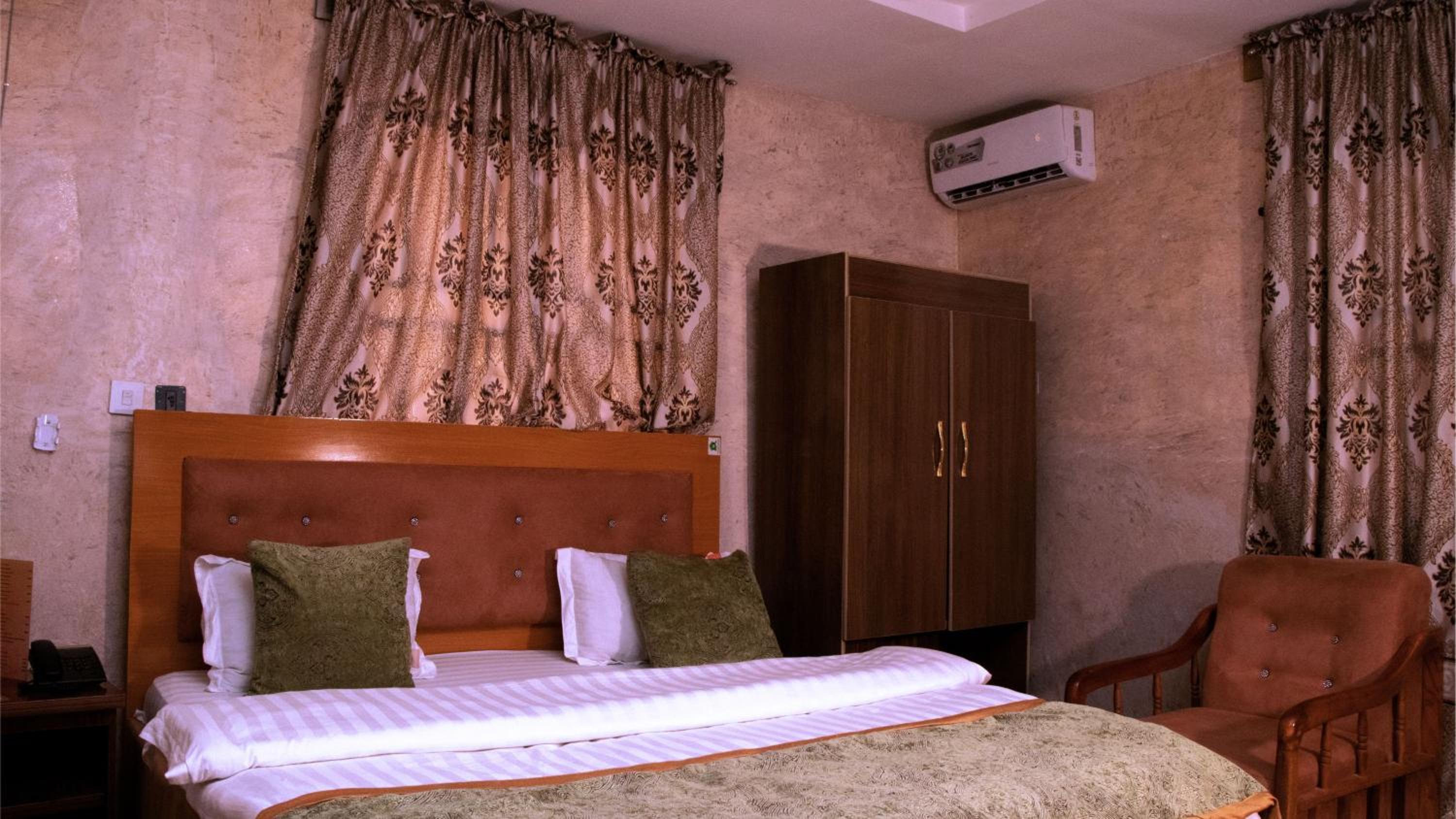 Large Single Room photo 2