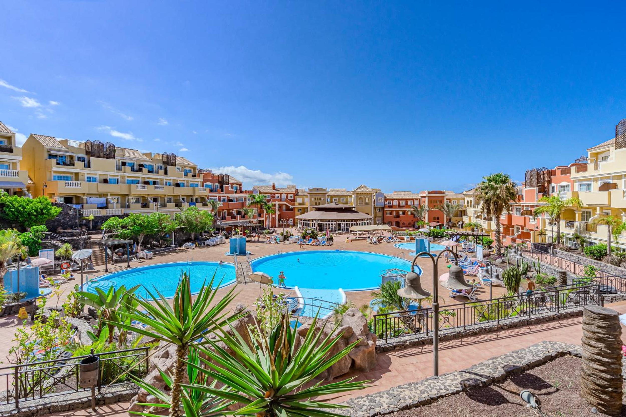 Two-Bedroom Apartment with Pool View photo 2