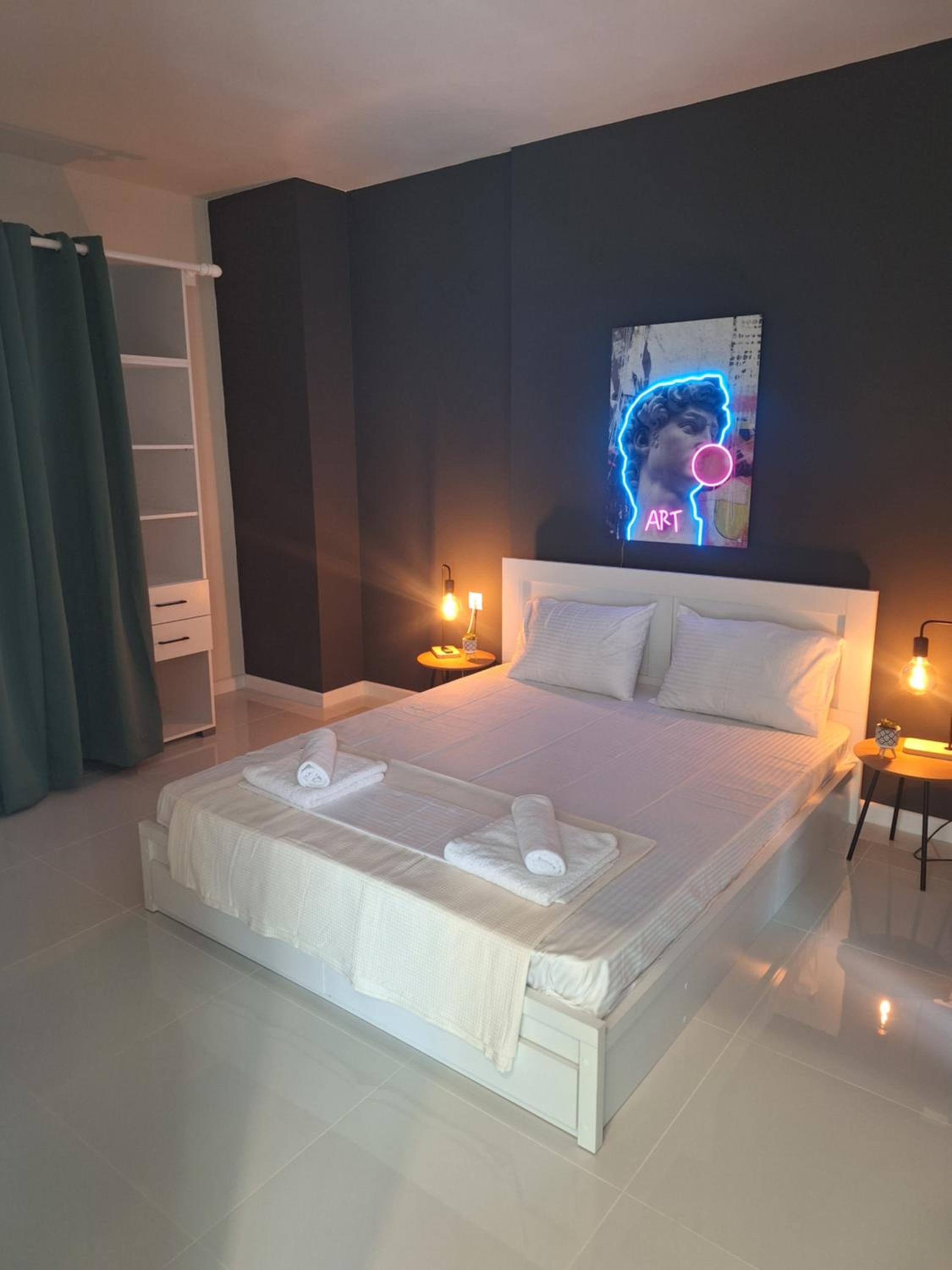 One-Bedroom Apartment with Balcony and City View photo 1