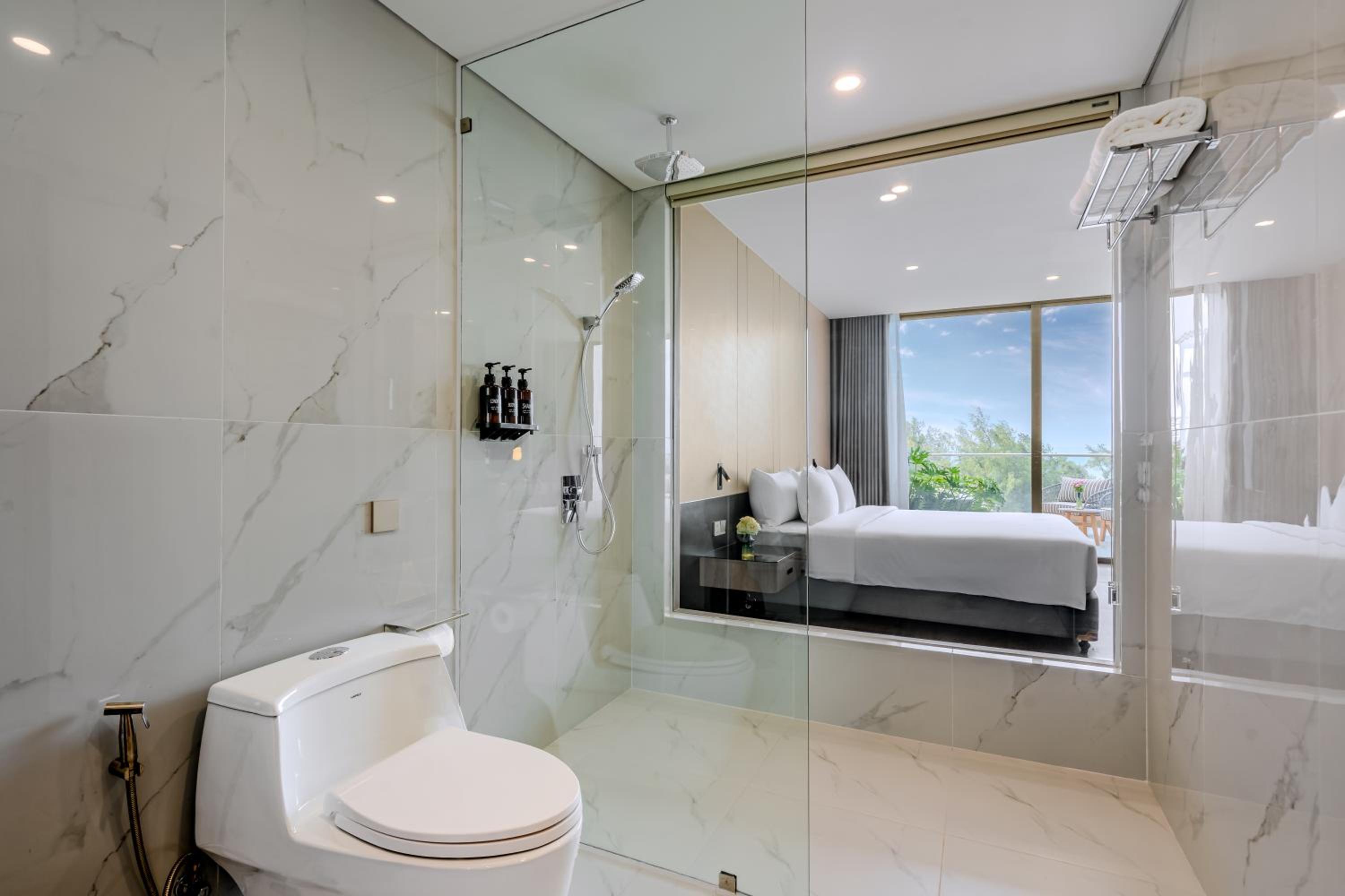 Queen Room with Balcony photo 3