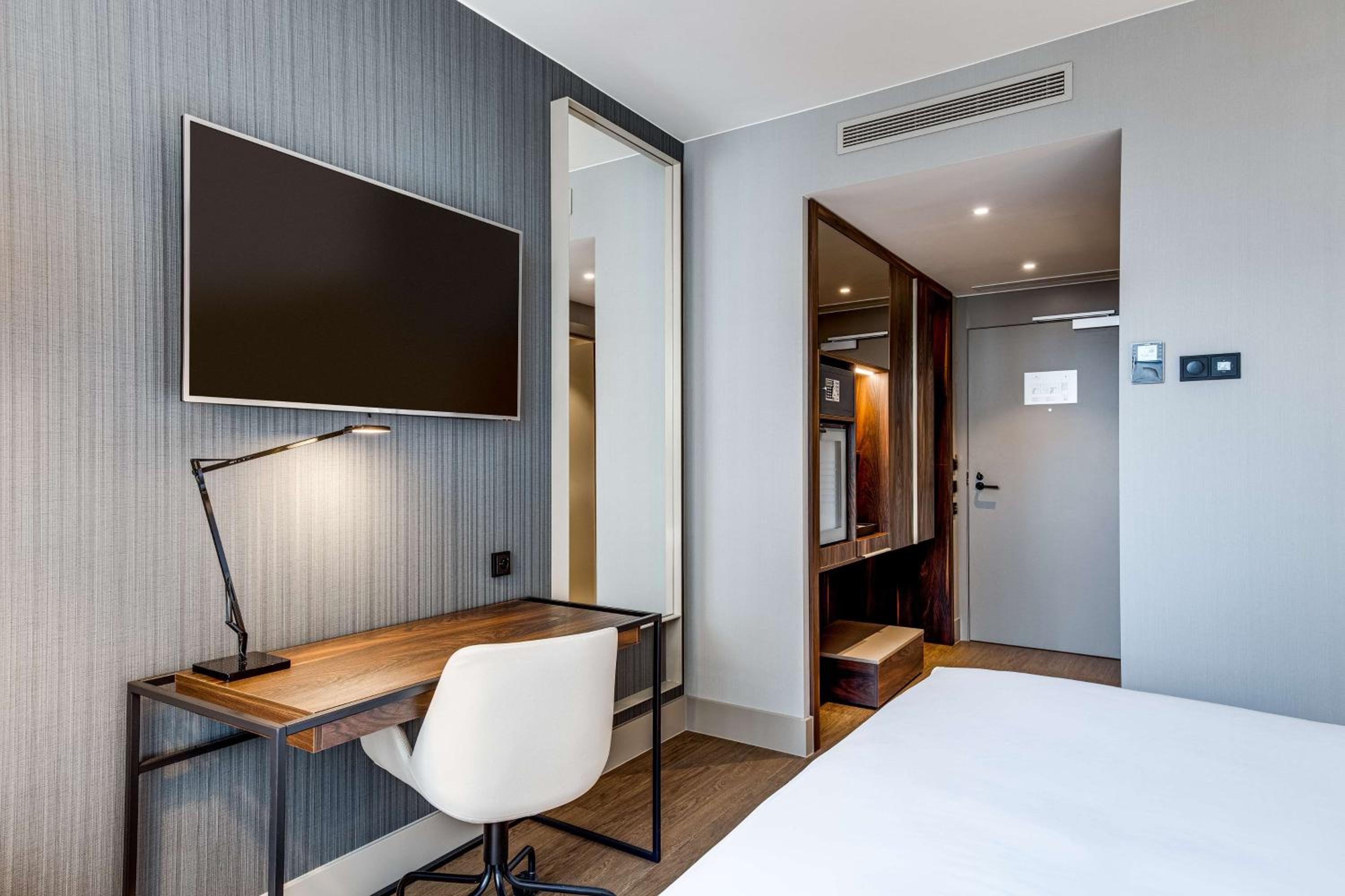 Premium Double Room with View thumbnail 5