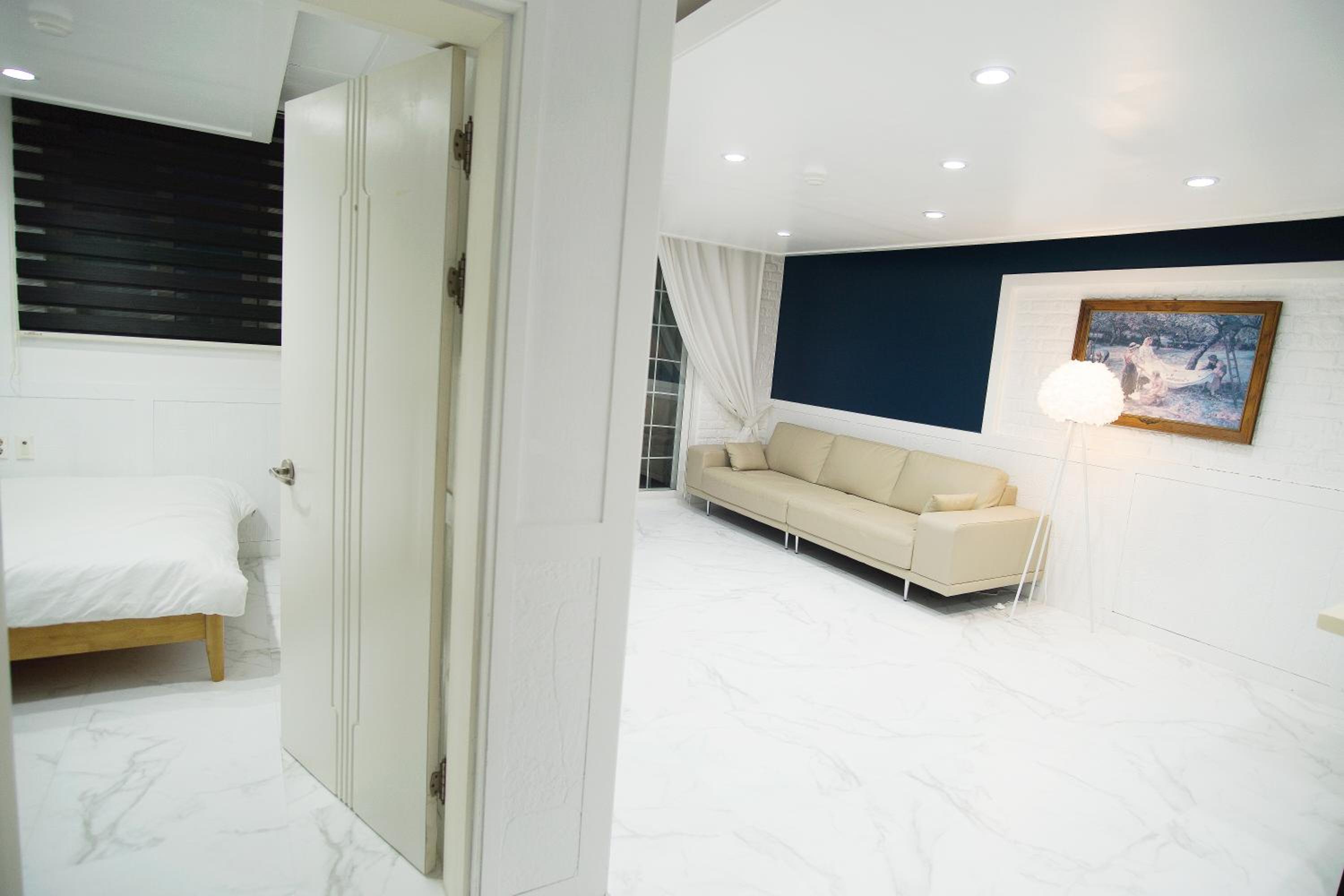 Family Room - Photo 2