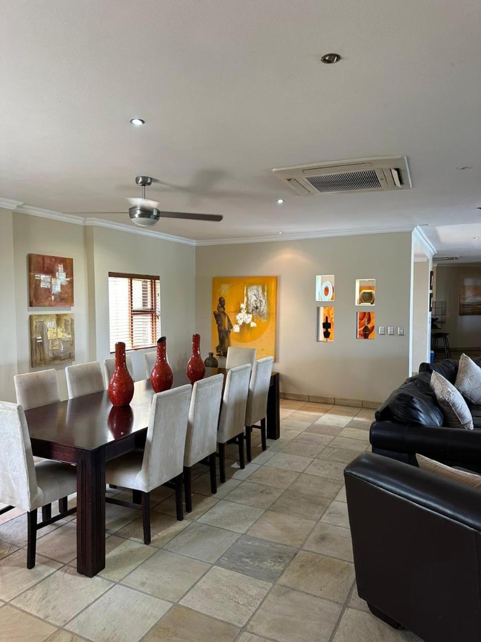 Five-Bedroom House photo 2