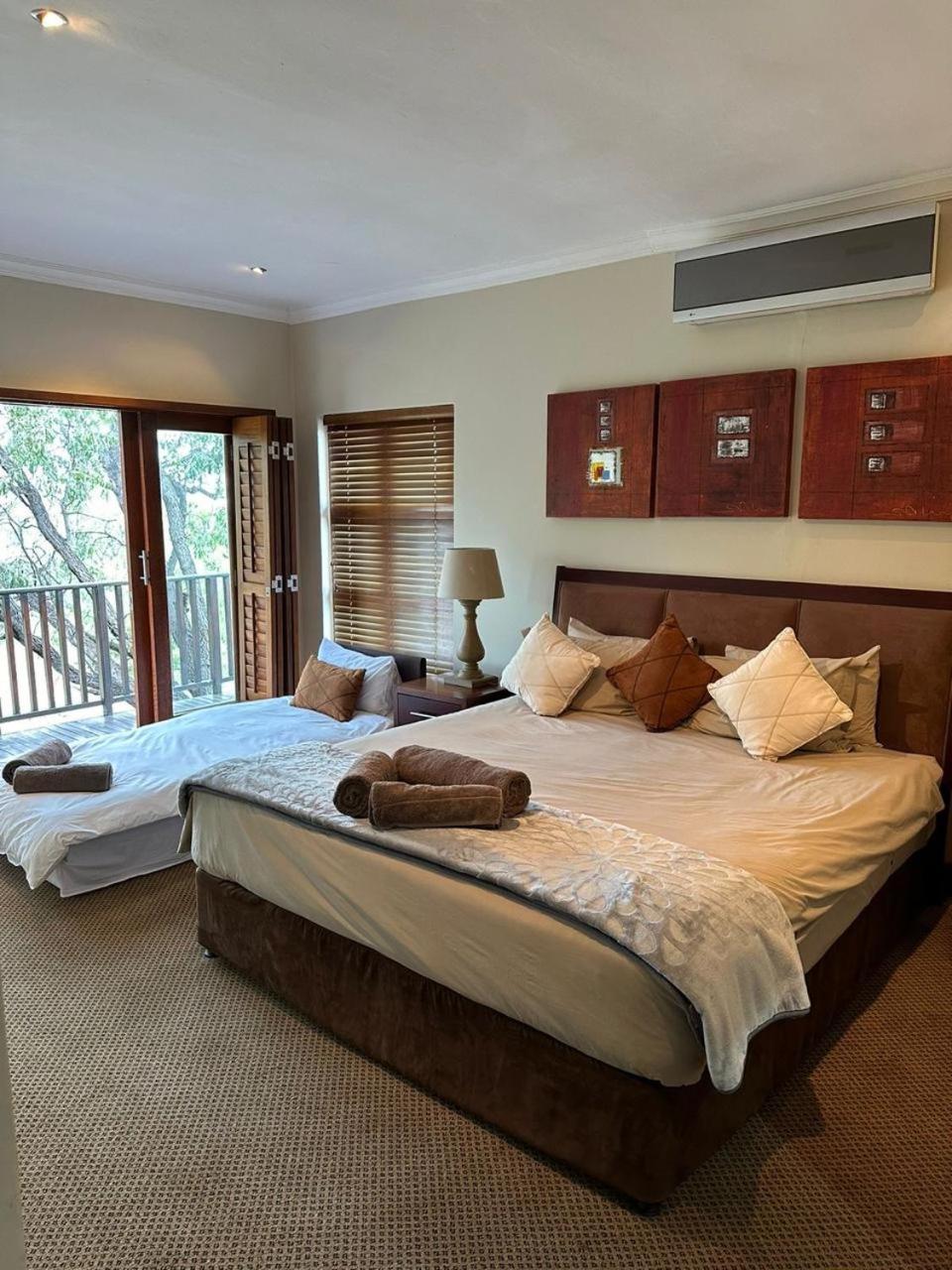 Five-Bedroom House photo 1