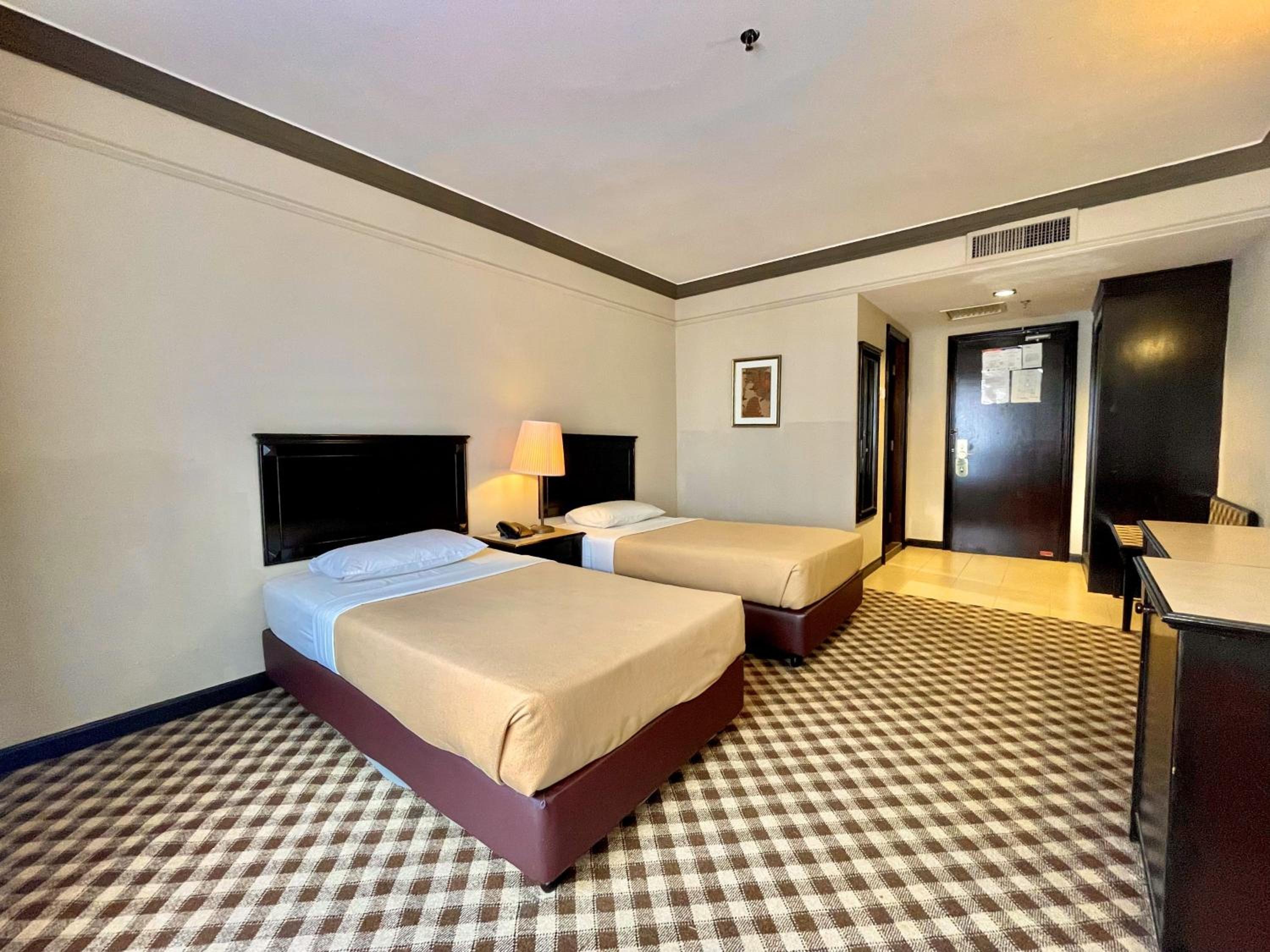 Deluxe Twin Room - Photo 11