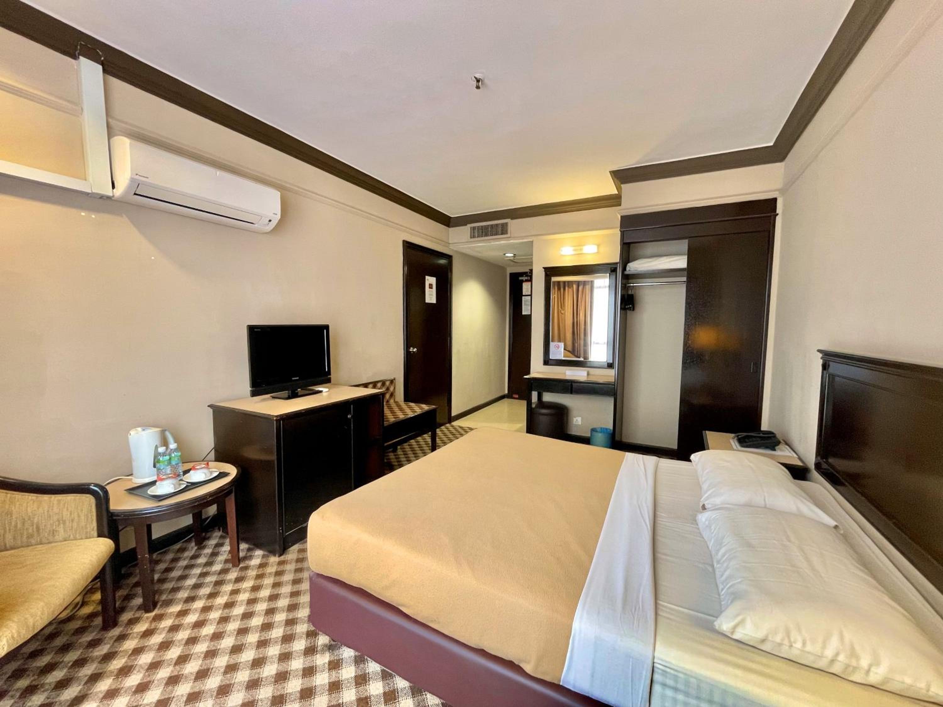 Deluxe Queen Room - Photo 3