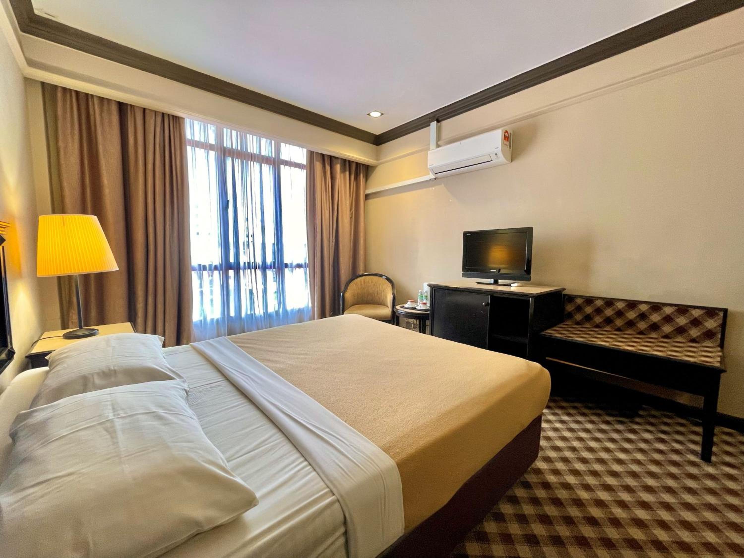 Deluxe Queen Room - Photo 2
