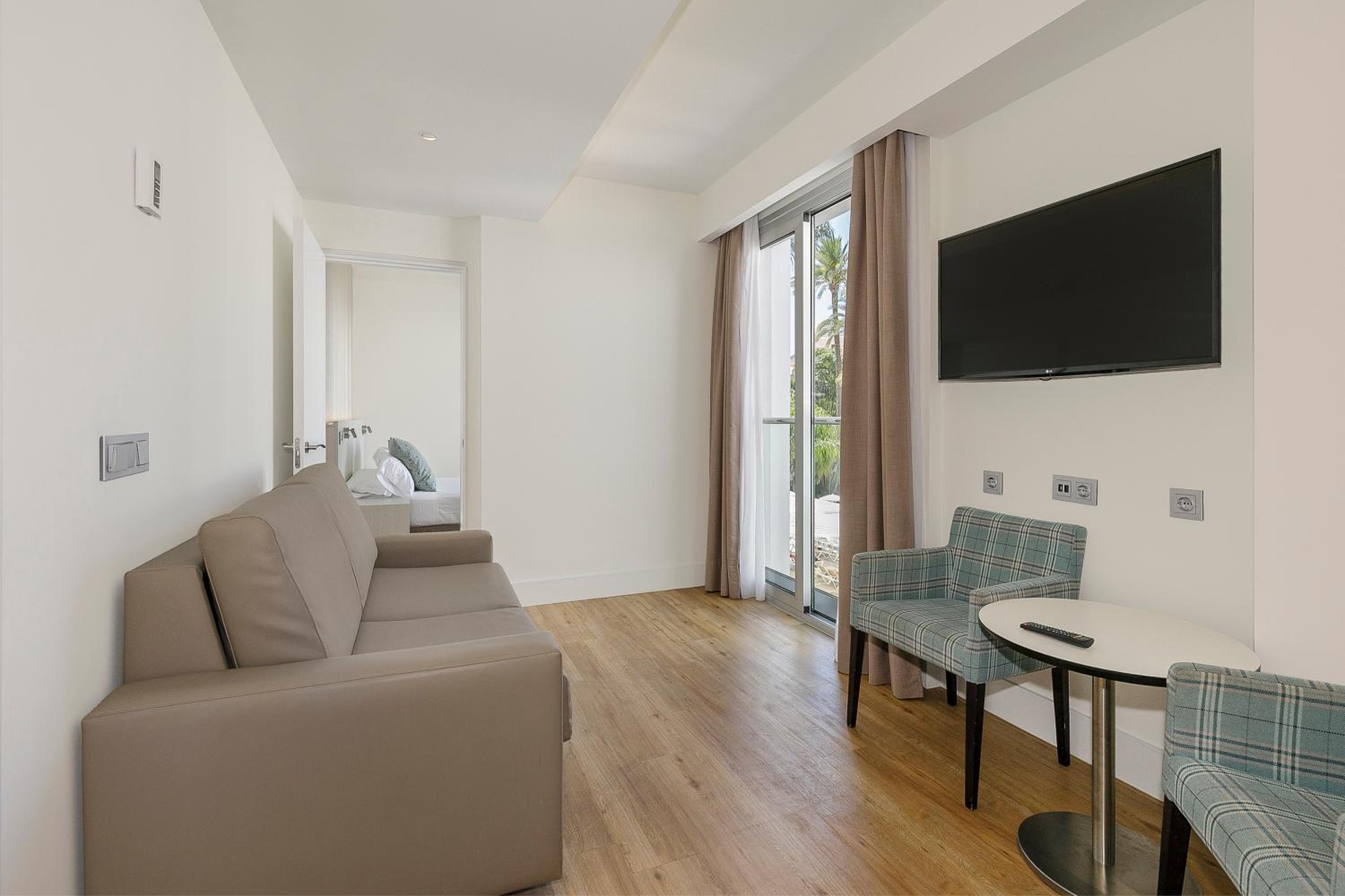 Family Room (2 Adults + 2 Children) - Photo 1