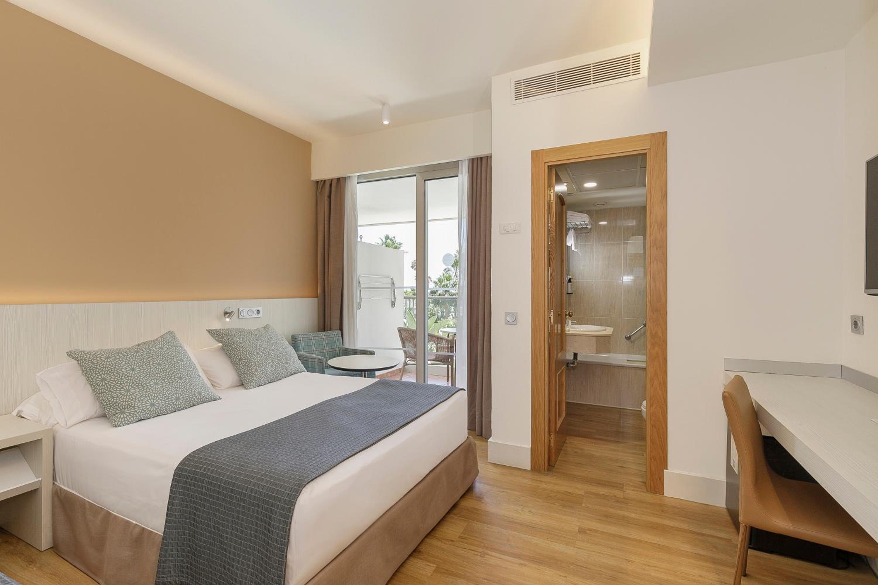 Sol Room with Pool View - Photo 1