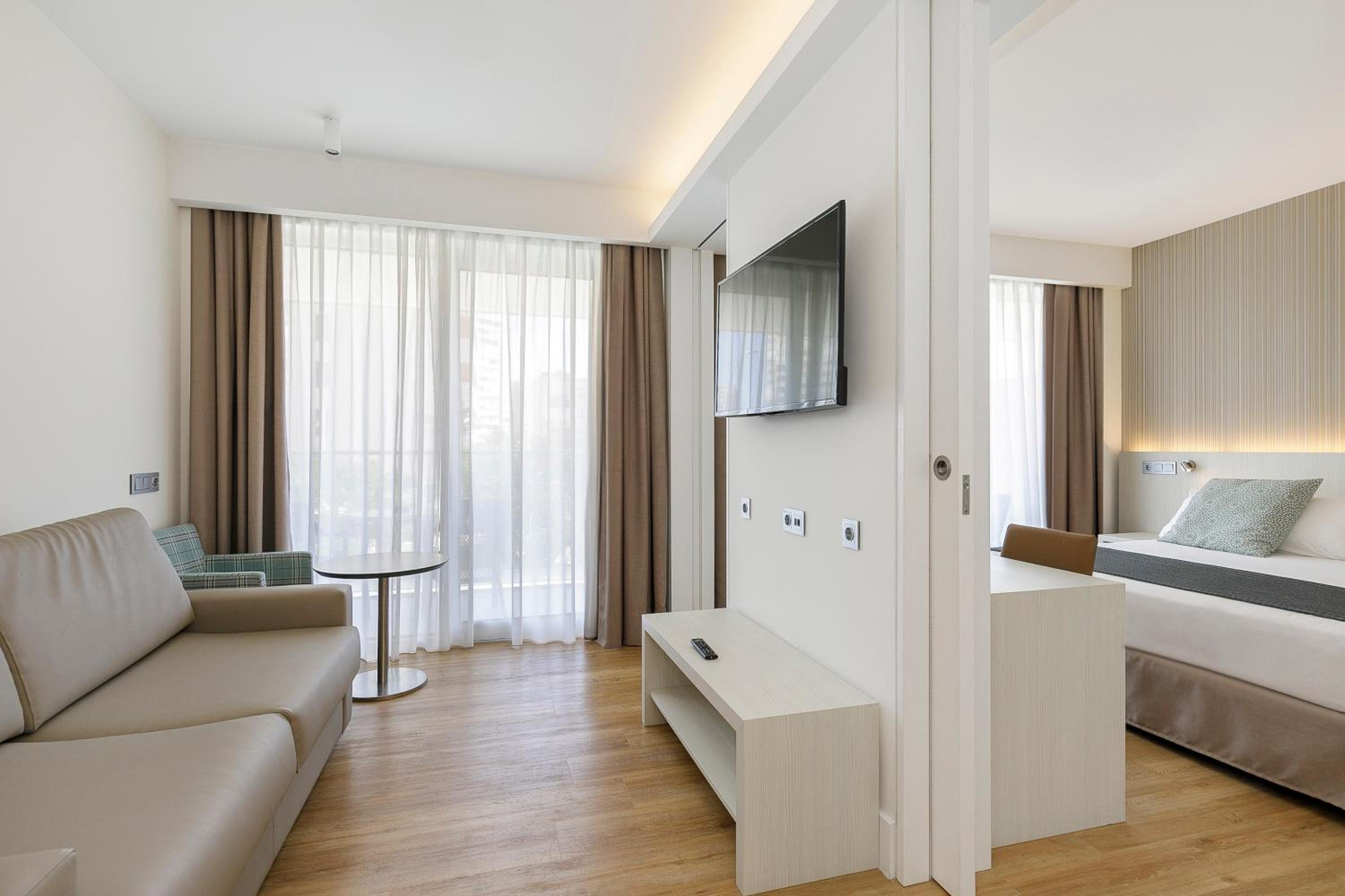 Suite Familiar Xtra Sol (3 Adultos + 1 Niño)