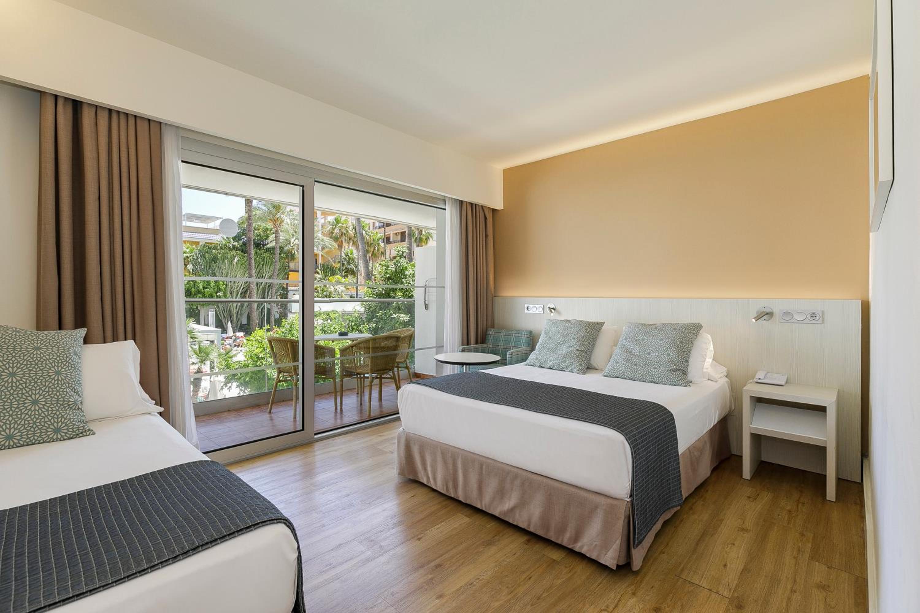 Sol Room with Pool View - Photo 4